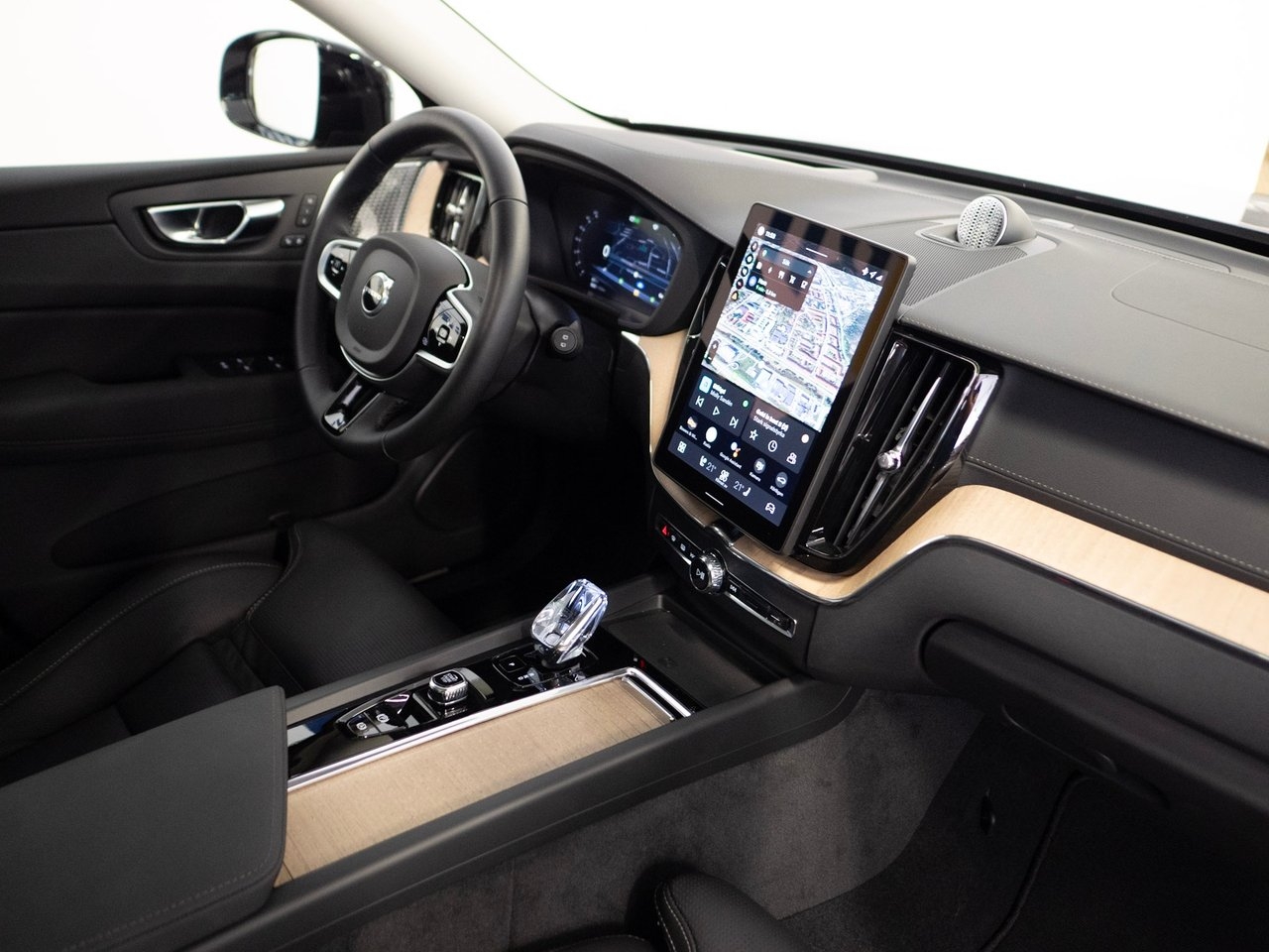 Volvo XC60 Recharge T8 AWD Ultra Dark 2026, photo 4/10