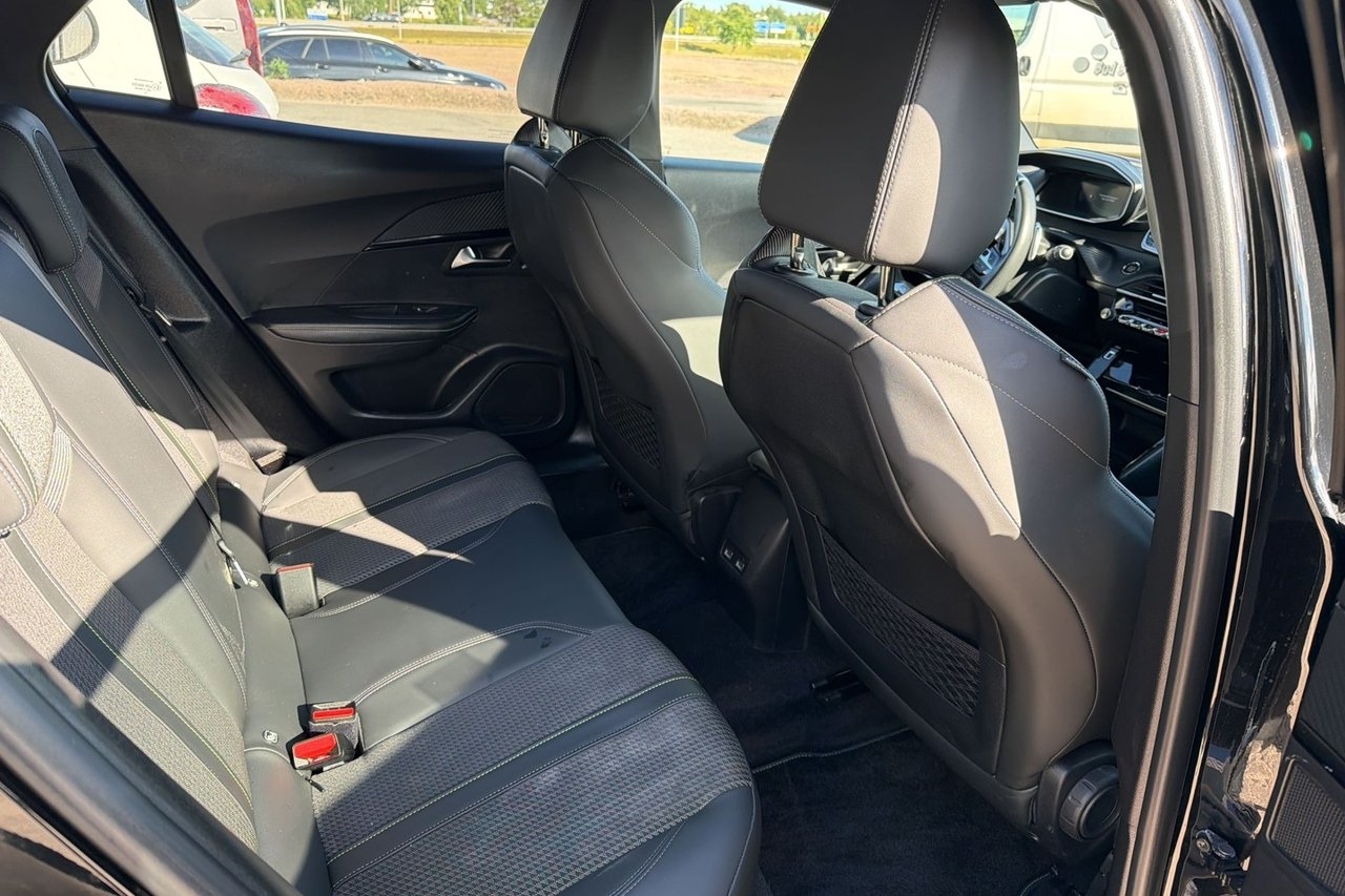 Peugeot 2008 GT PureTech 130 HK Automat 2023, bild 6/8