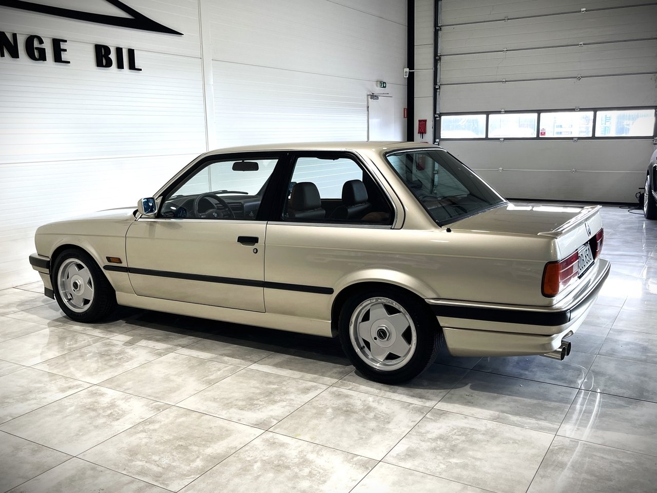 BMW 325 i E30 COUPÈ M-TECH 1 Skinn 1988, kuva 6/20