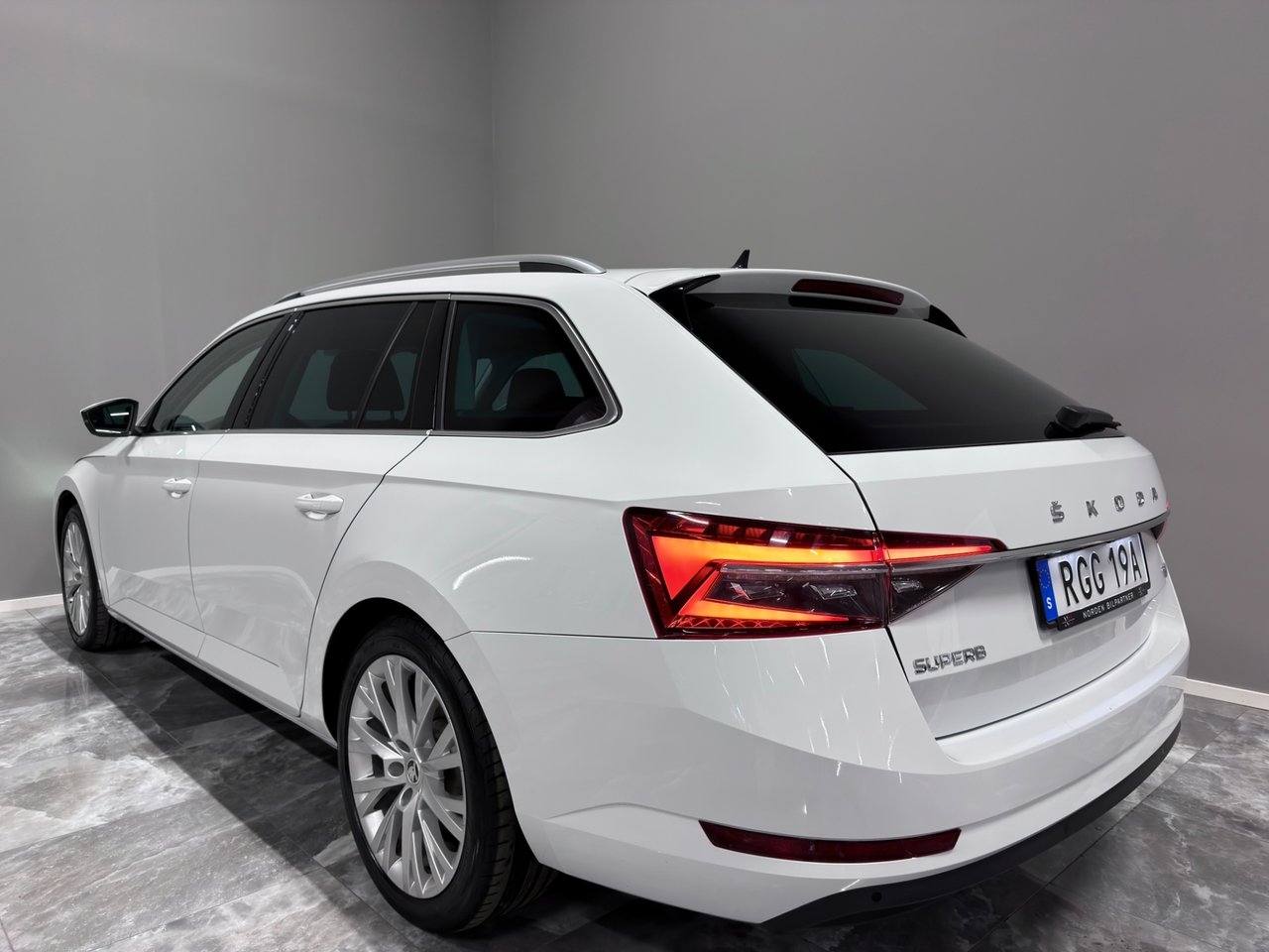 Skoda Superb 2023, photo 6/10