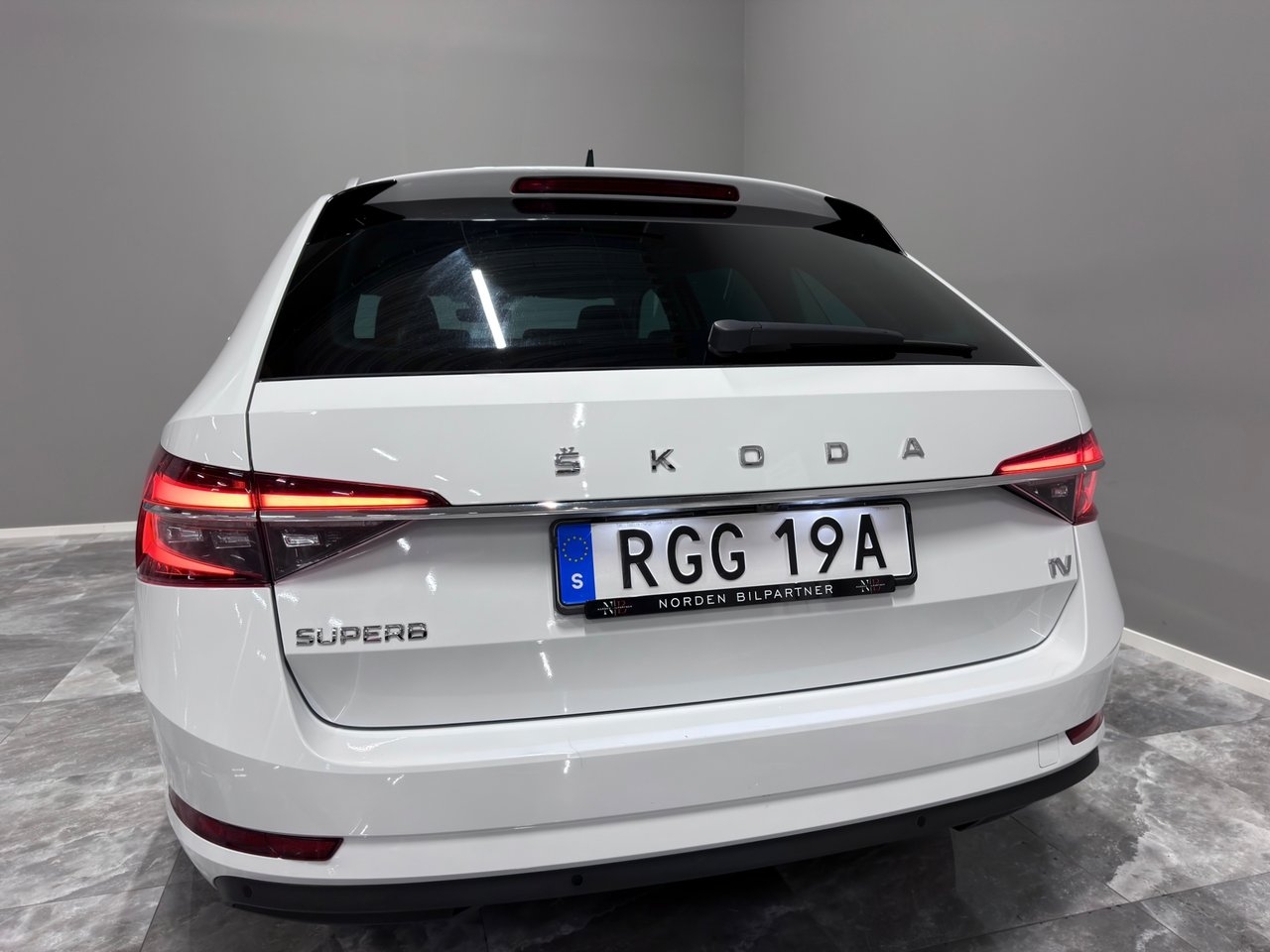 Skoda Superb 2023, photo 7/10