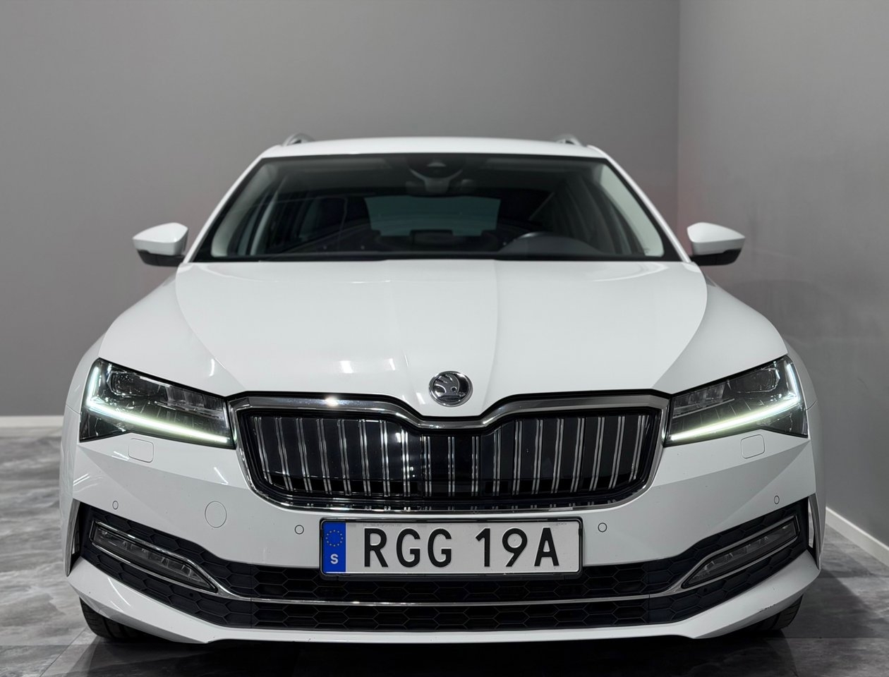 Skoda Superb 2023, photo 3/10