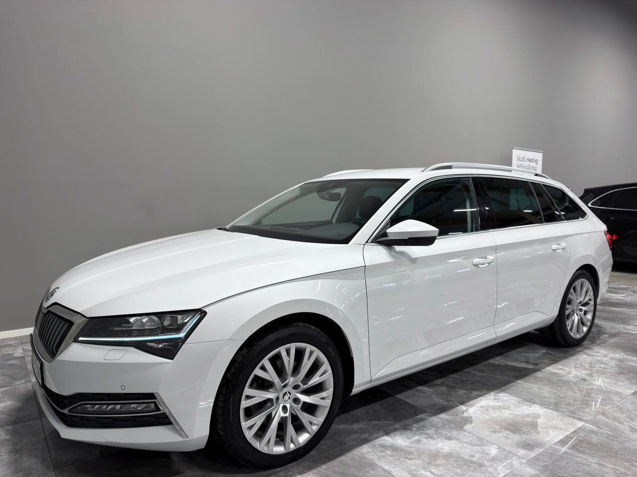 Skoda Superb 2023, photo 4/10