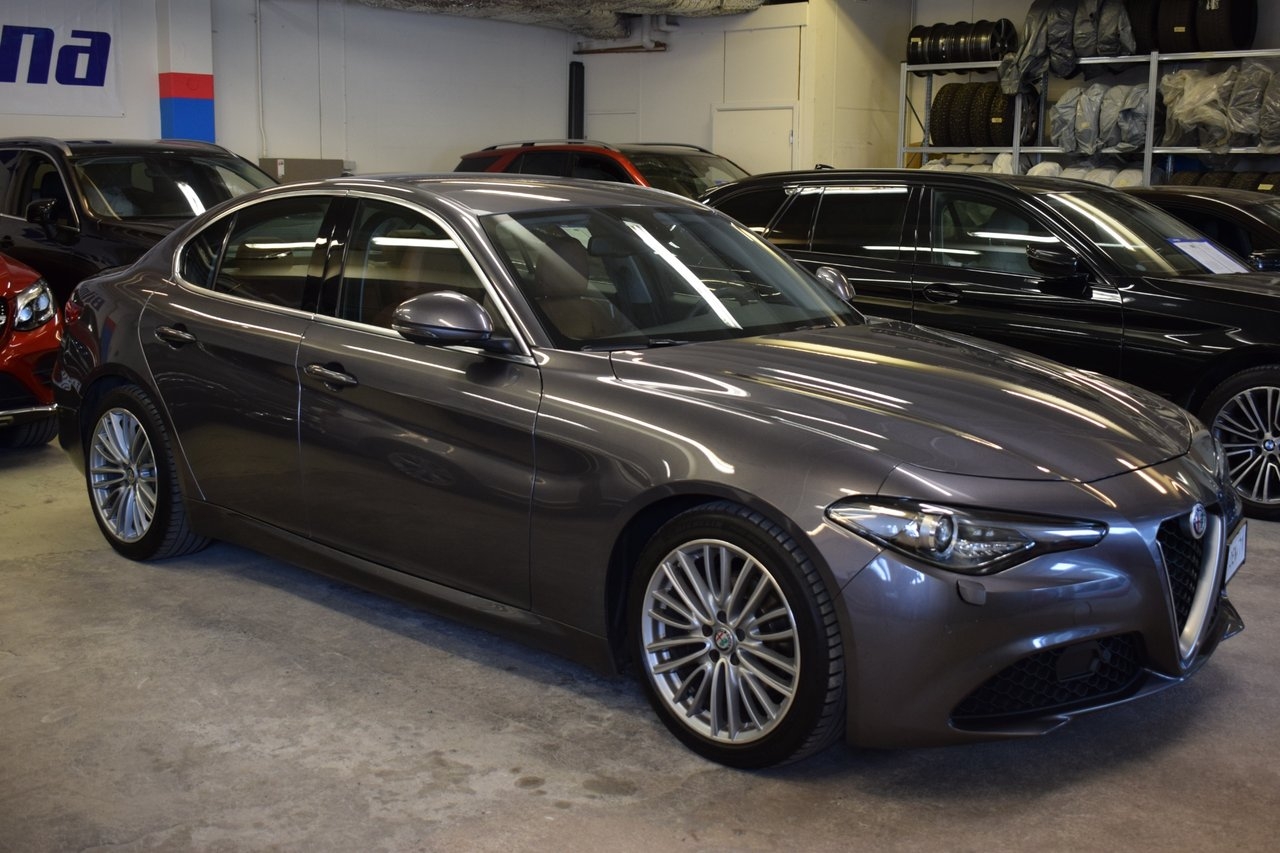 Alfa Romeo Giulia 2017, bild 2/10