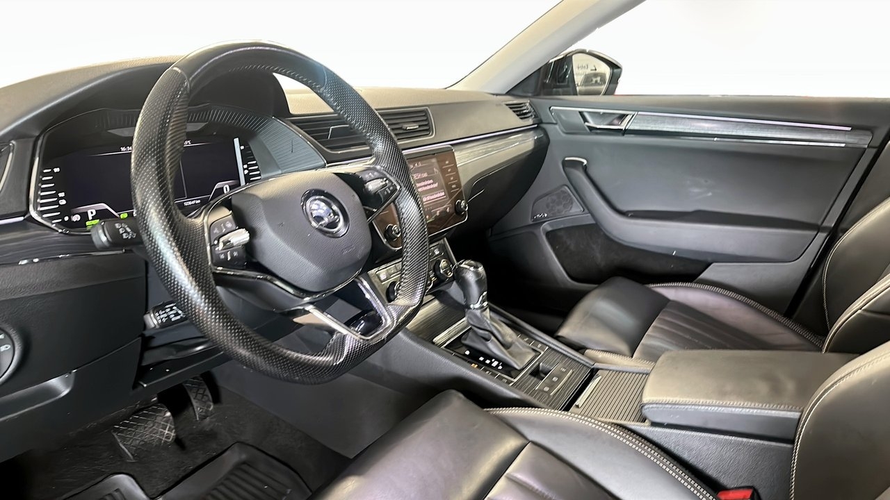 Skoda Superb 2021, photo 4/11