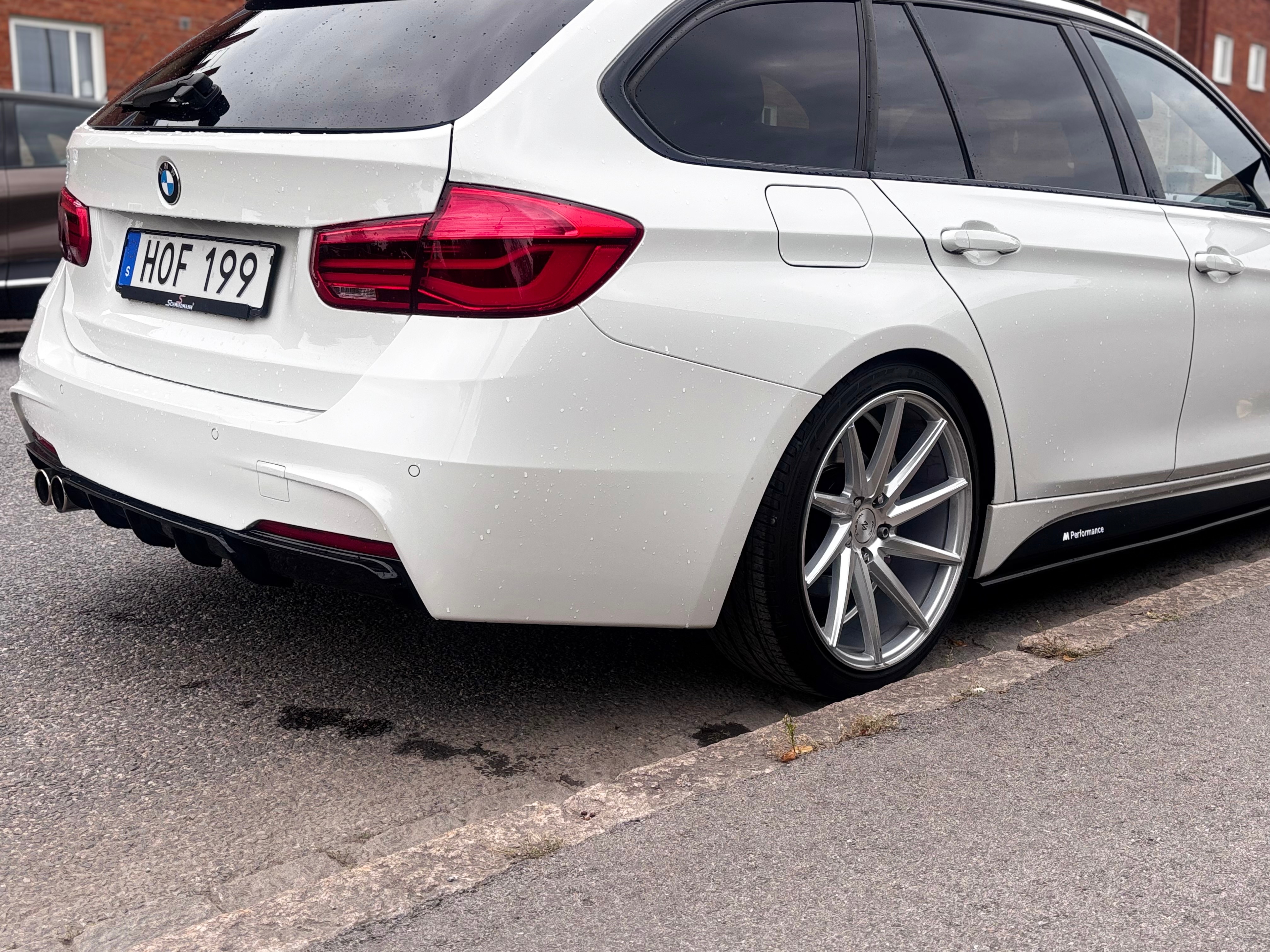 BMW 330 i xDrive Touring Steptronic 2018, bild 2/4