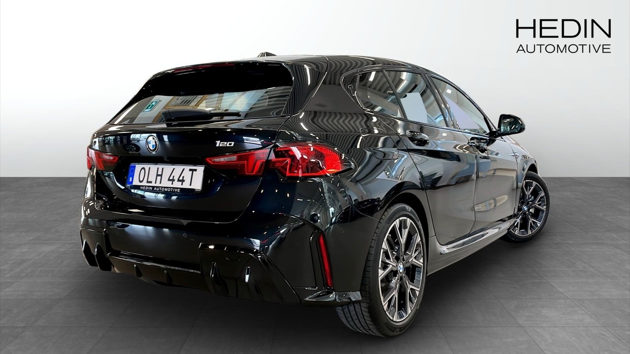 BMW 120 2026, photo 2/10
