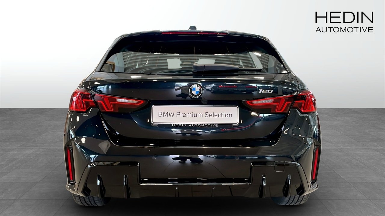 BMW 120 2026, photo 7/10