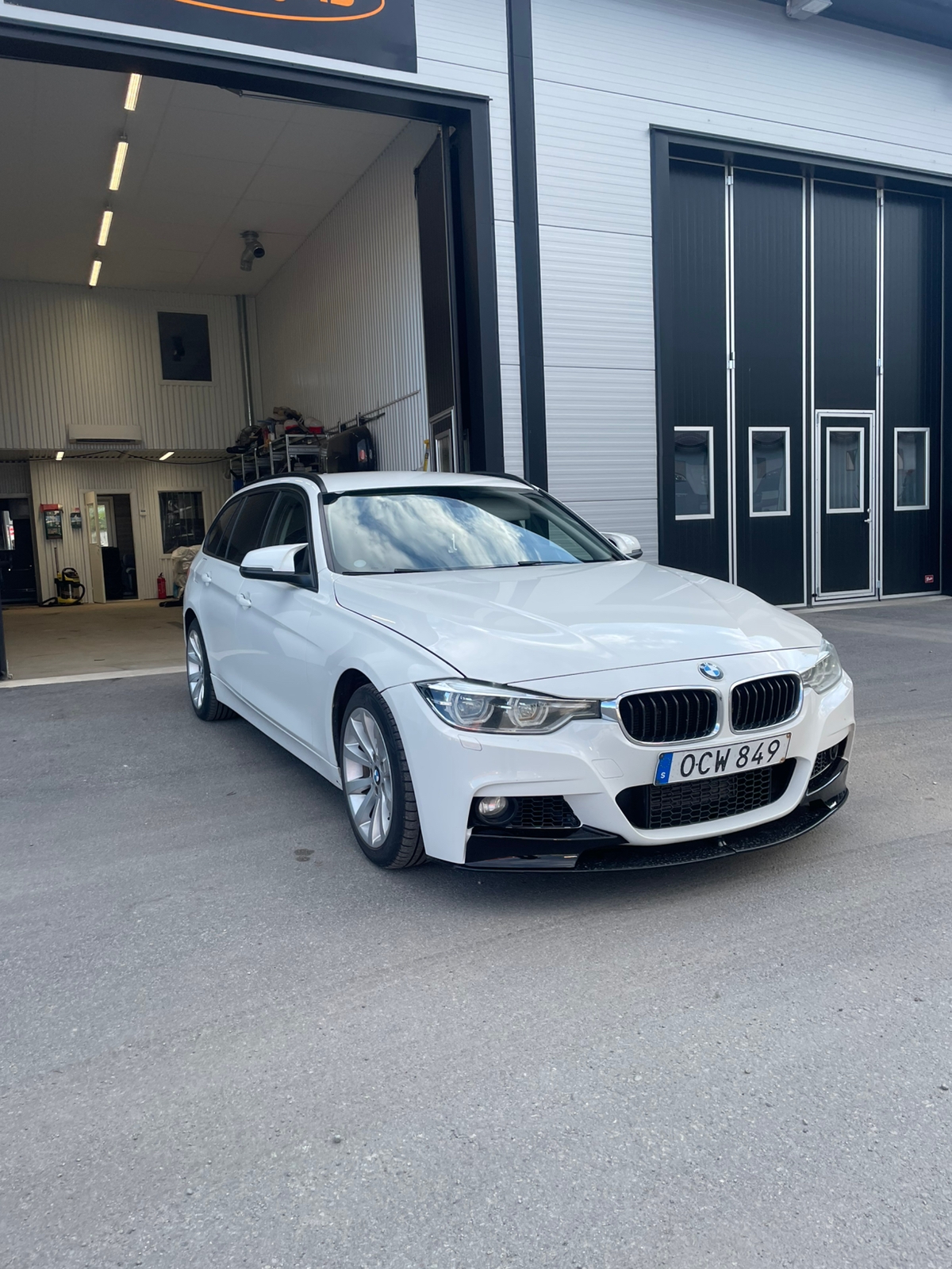 BMW 318 d Touring Manuell 2016, photo 2/14