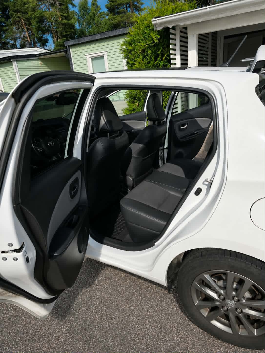 Toyota Yaris Hybrid e-CVT 2016, kuva 6/8