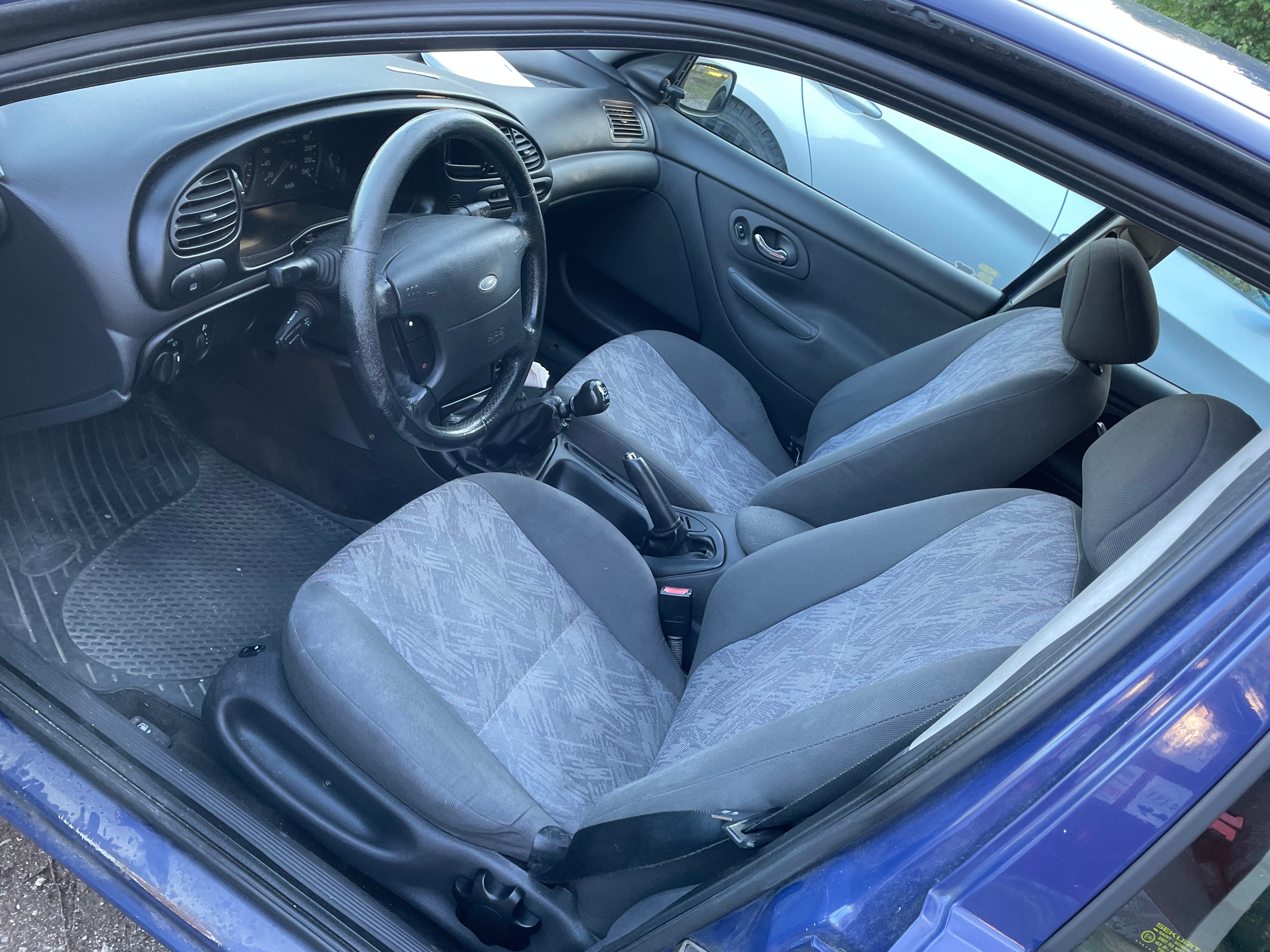 Ford Mondeo Halvkombi 2.0 Manuell 1999, bild 3/6