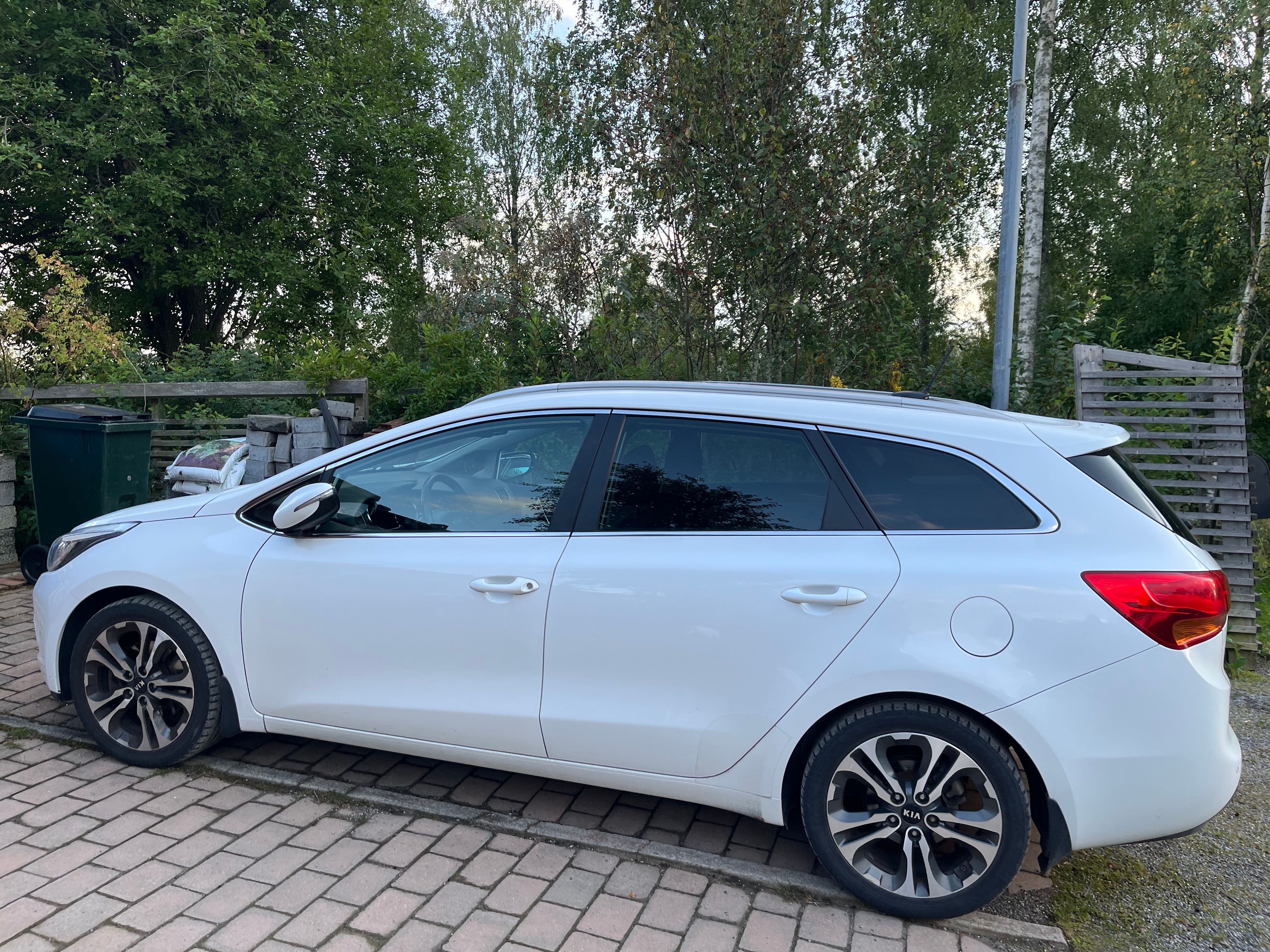 Kia Ceed _sw 1.6 CRDi Manuell 2015, bild 2/5