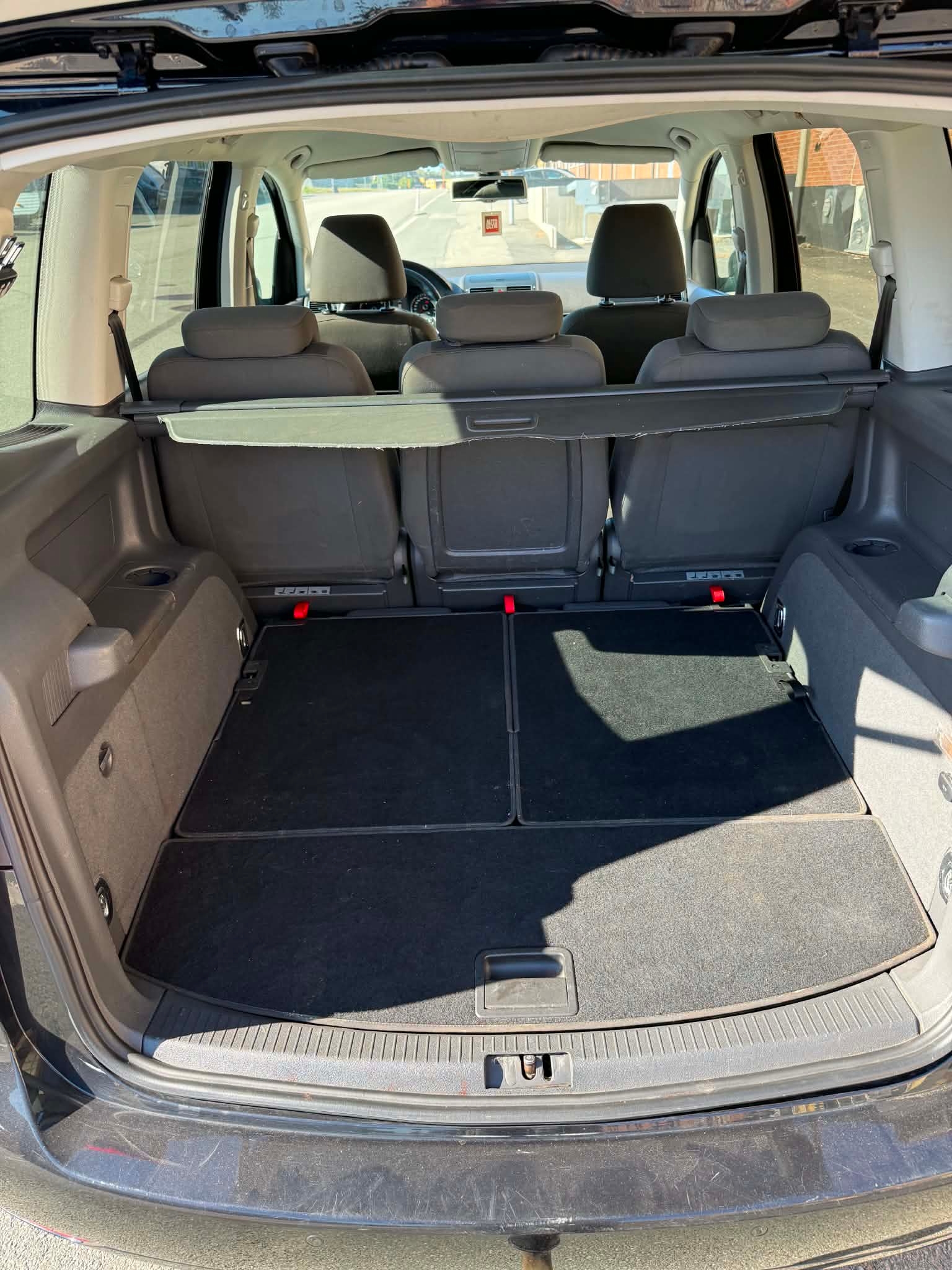 Volkswagen Touran 2011, bild 7/8