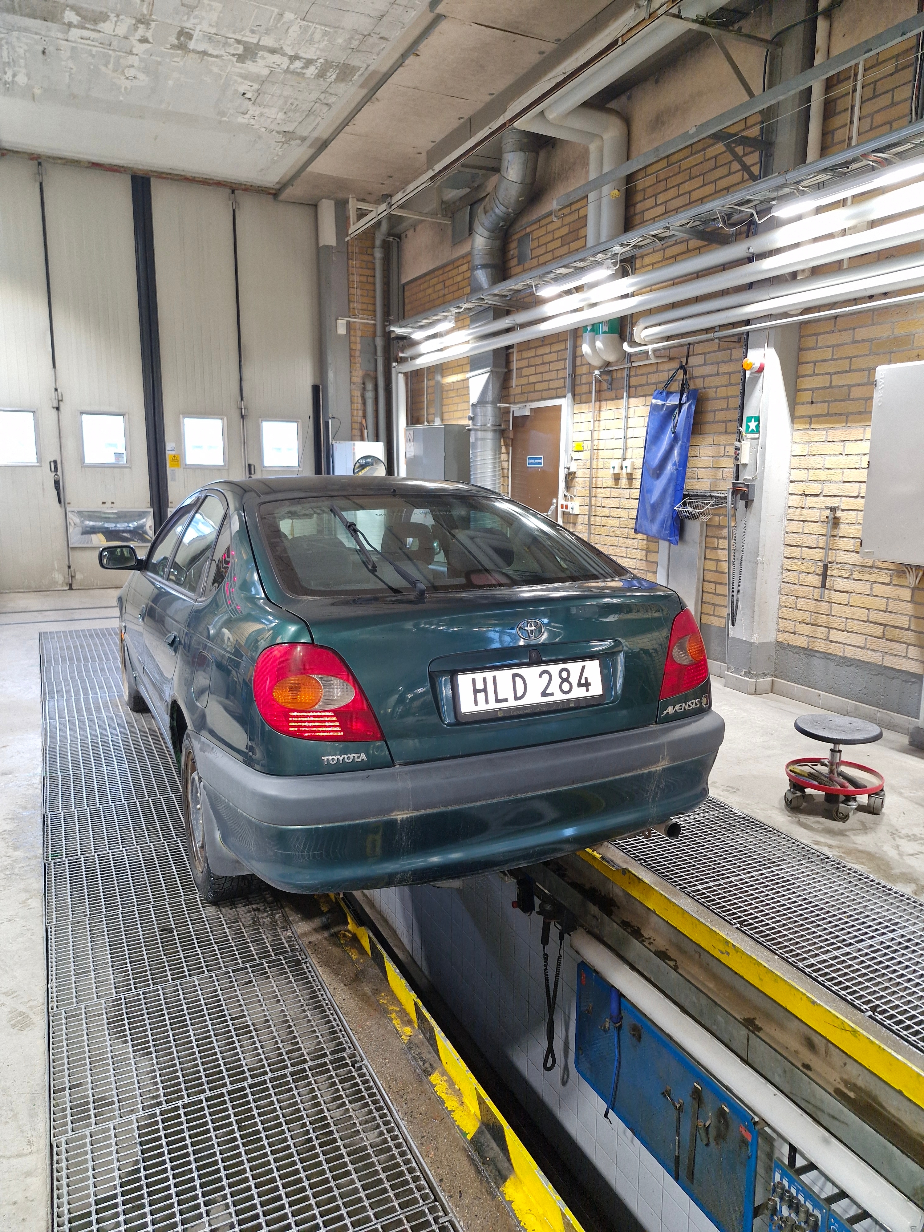 Toyota Avensis Liftback 2.0 Manuell 1999, bild 2/4