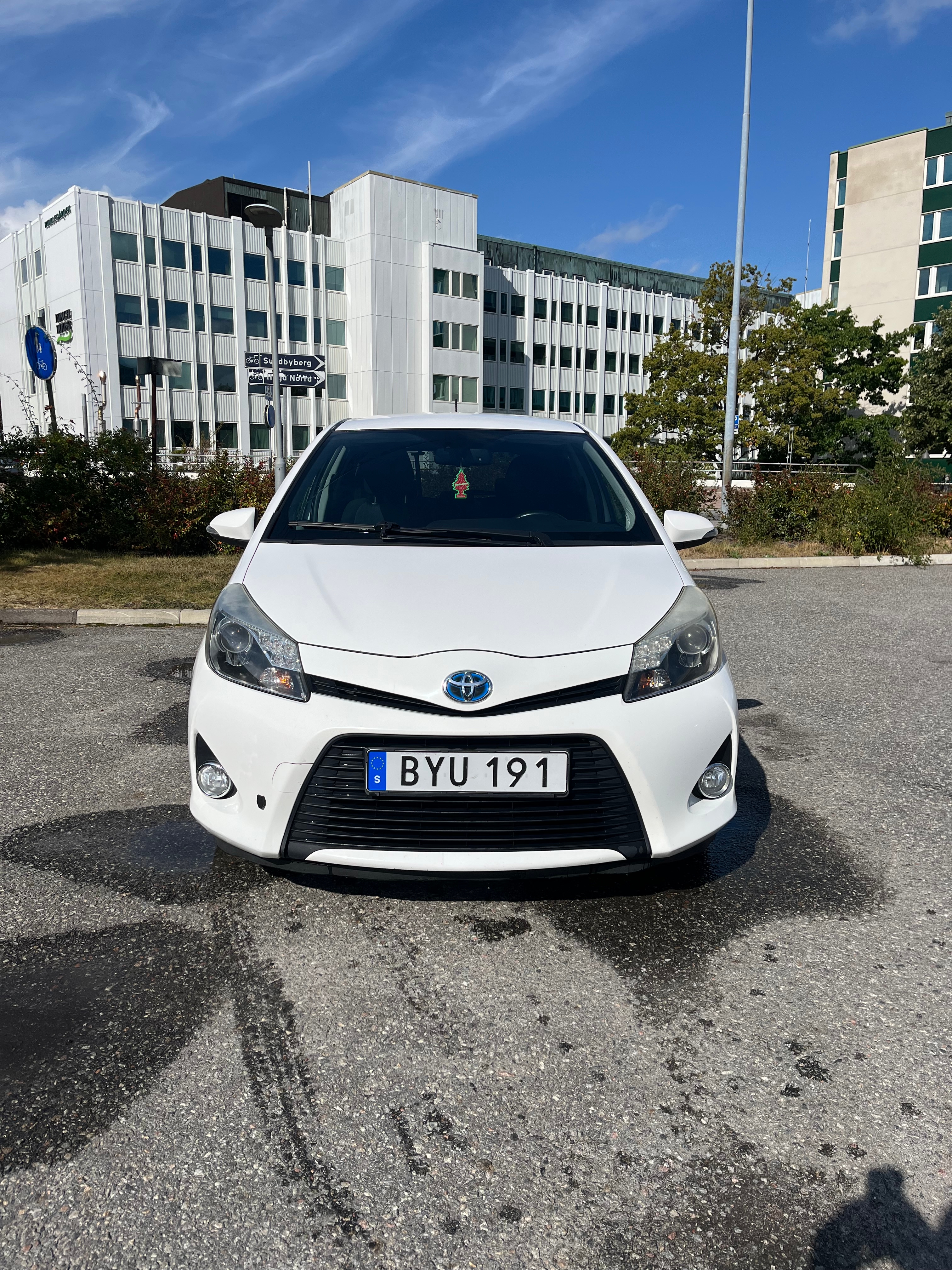Toyota Yaris Hybrid e-CVT 2014, bild 2/6