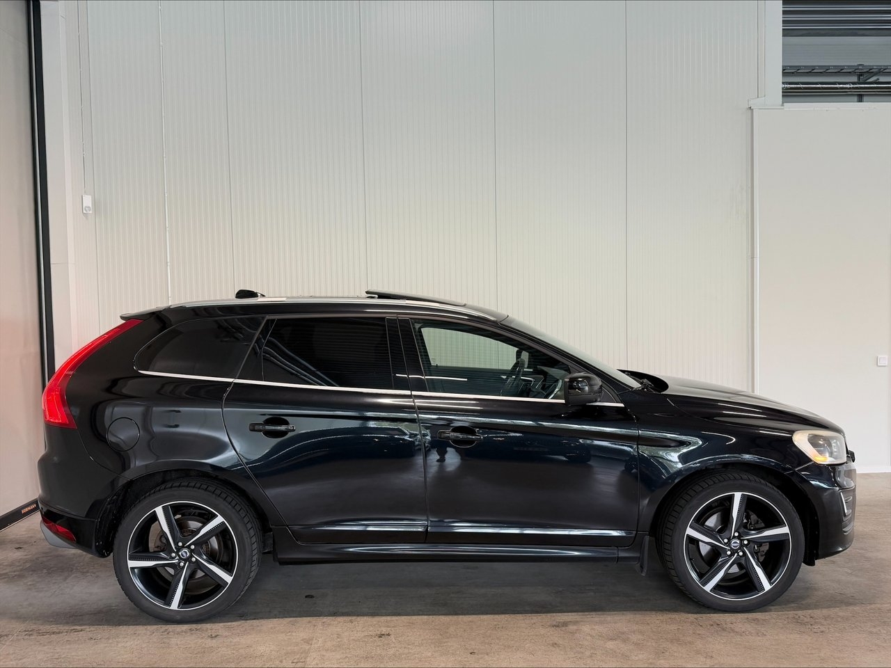 Volvo XC60 D5 AWD 215hk R-Design 2015, bild 4/10