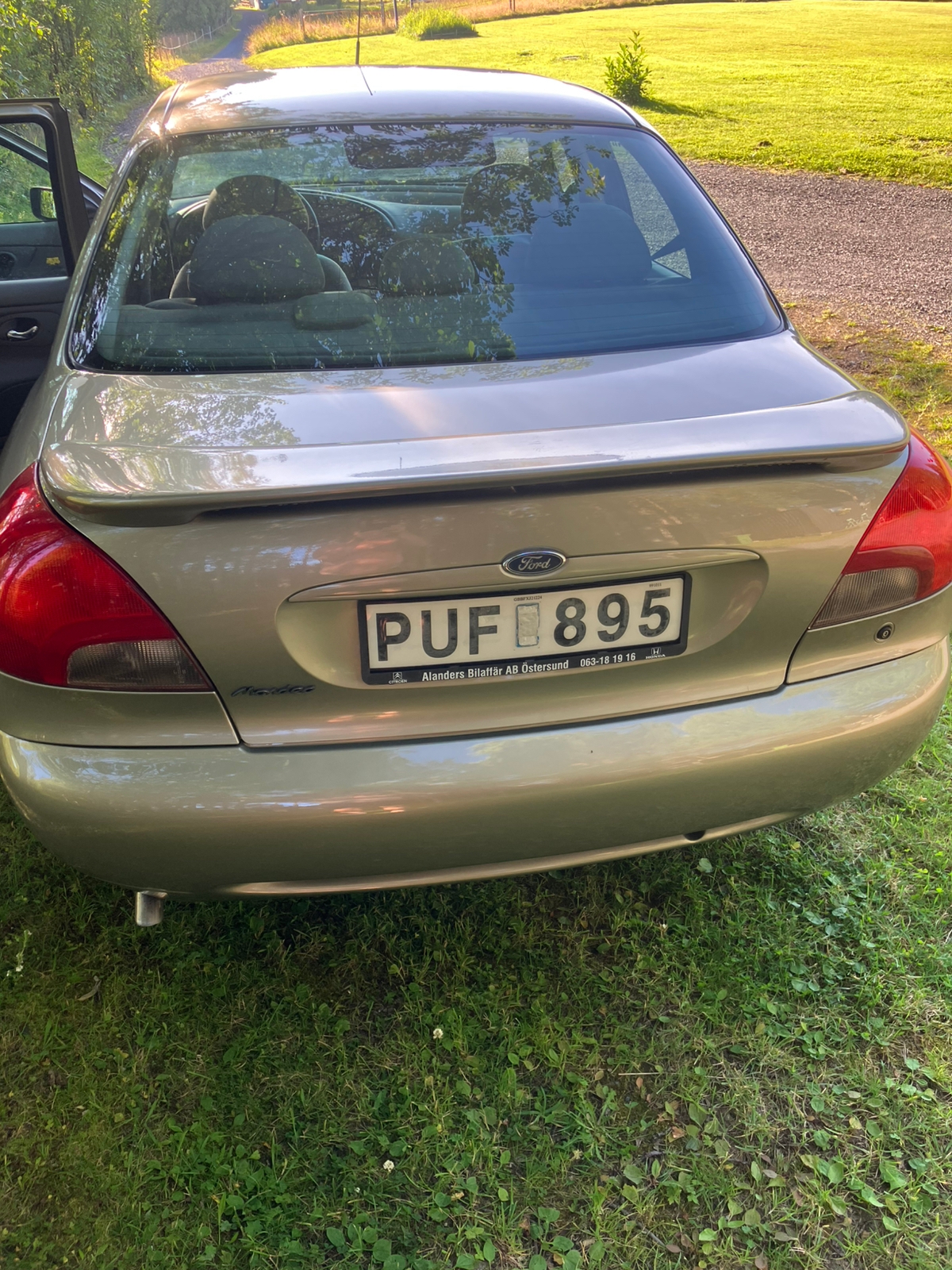 Ford Mondeo Sedan 1.6 Manuell 2000, bild 3/4