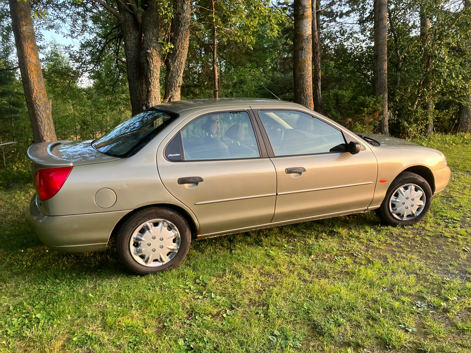 Ford Mondeo Sedan 1.6 Manuell 2000, bild 2/4