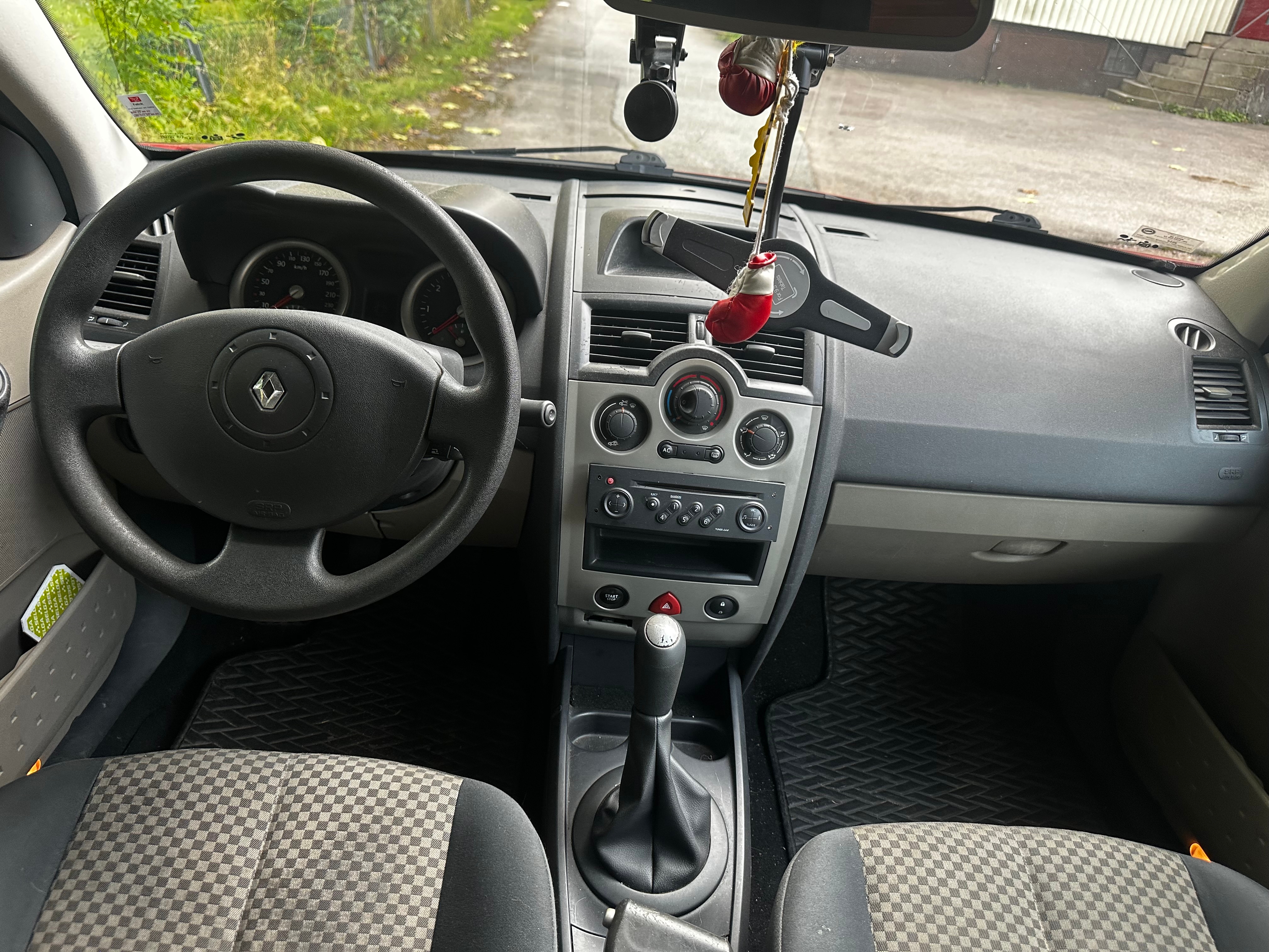 Renault Megane II Sedan 1.6 Manuell 2004, bild 2/10