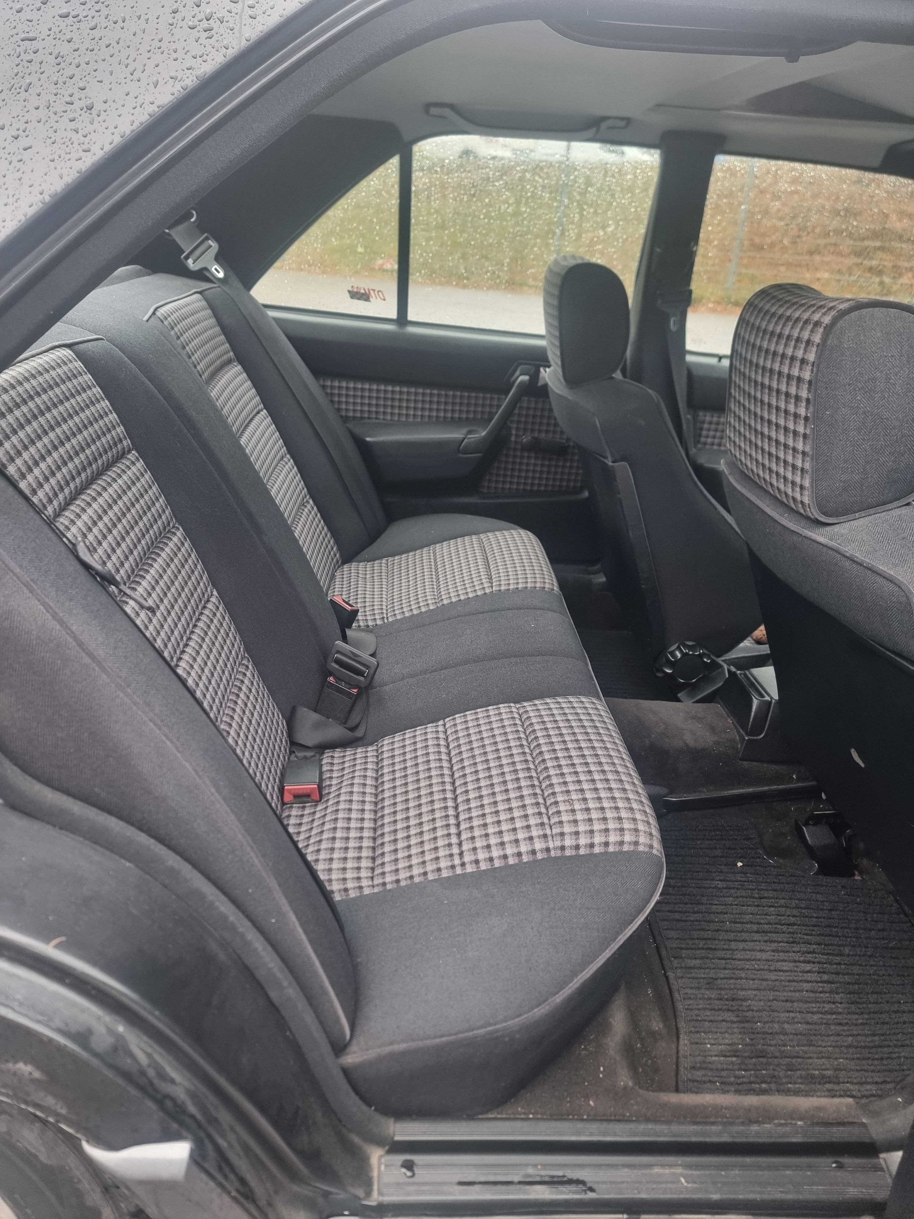 Mercedes-Benz 190 E 2.3 Manuell 1993, bild 4/5