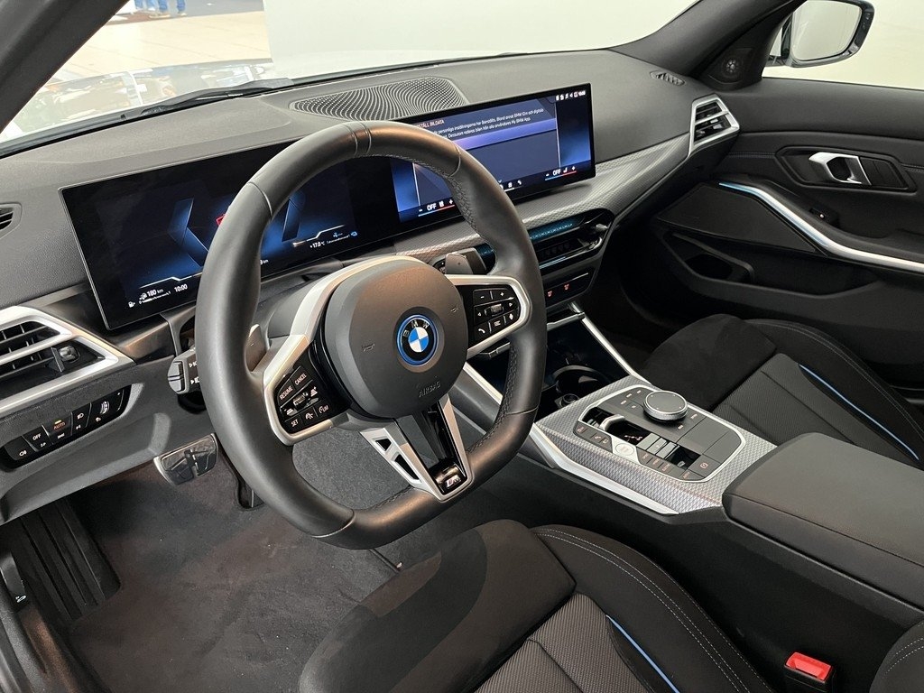 BMW 330 2025, kuva 6/10