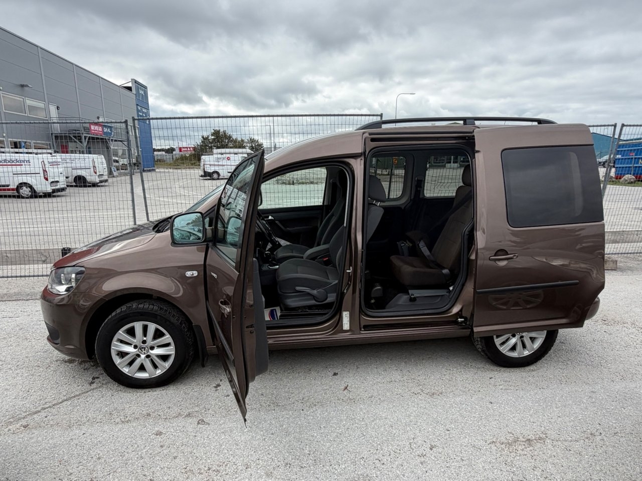 Volkswagen Caddy Maxi 2012, bild 3/10