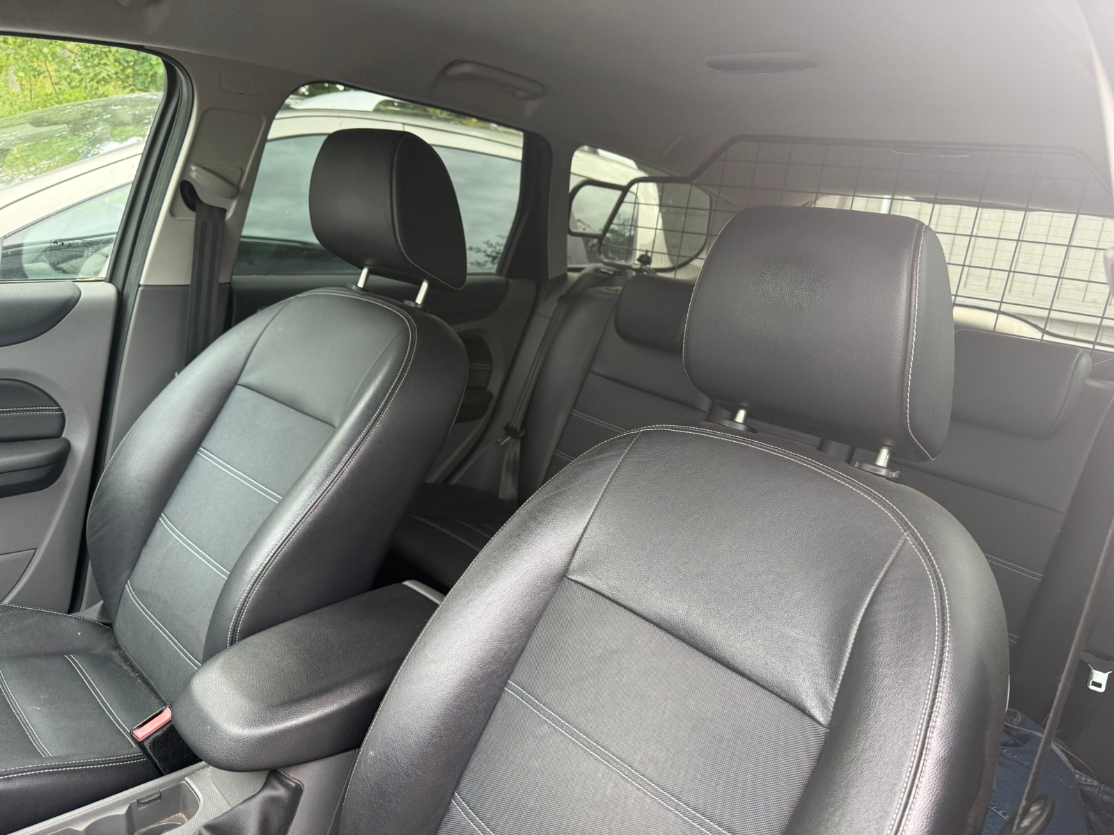 Ford Focus Kombi 1.6 TDCi Manuell 2011, bild 4/5