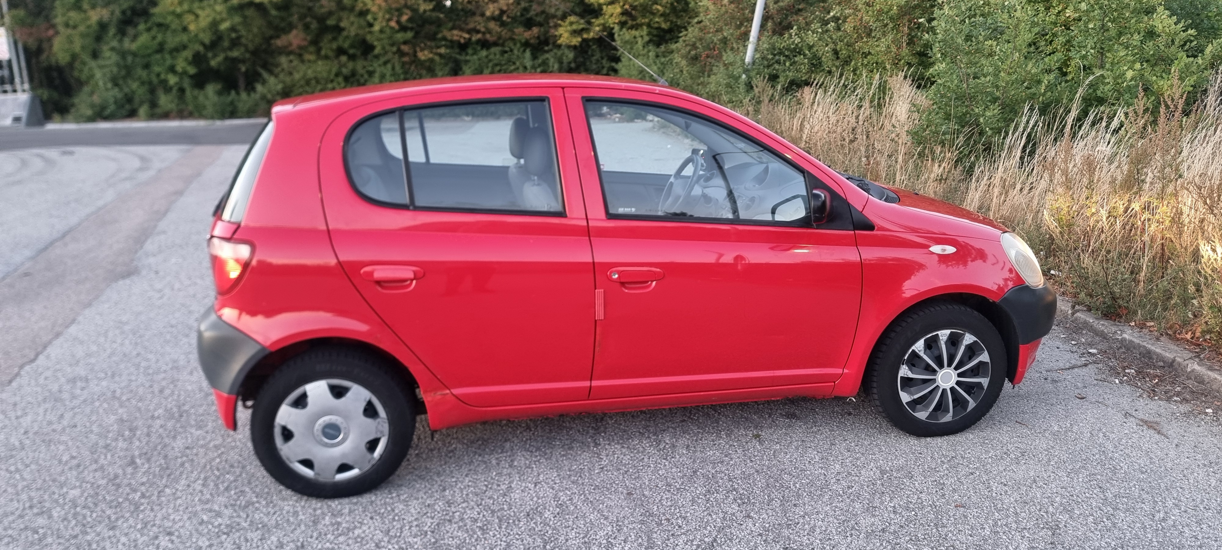 Toyota Yaris 5-dörrar 1.0 VVT-i Manuell 2000, bild 6/9