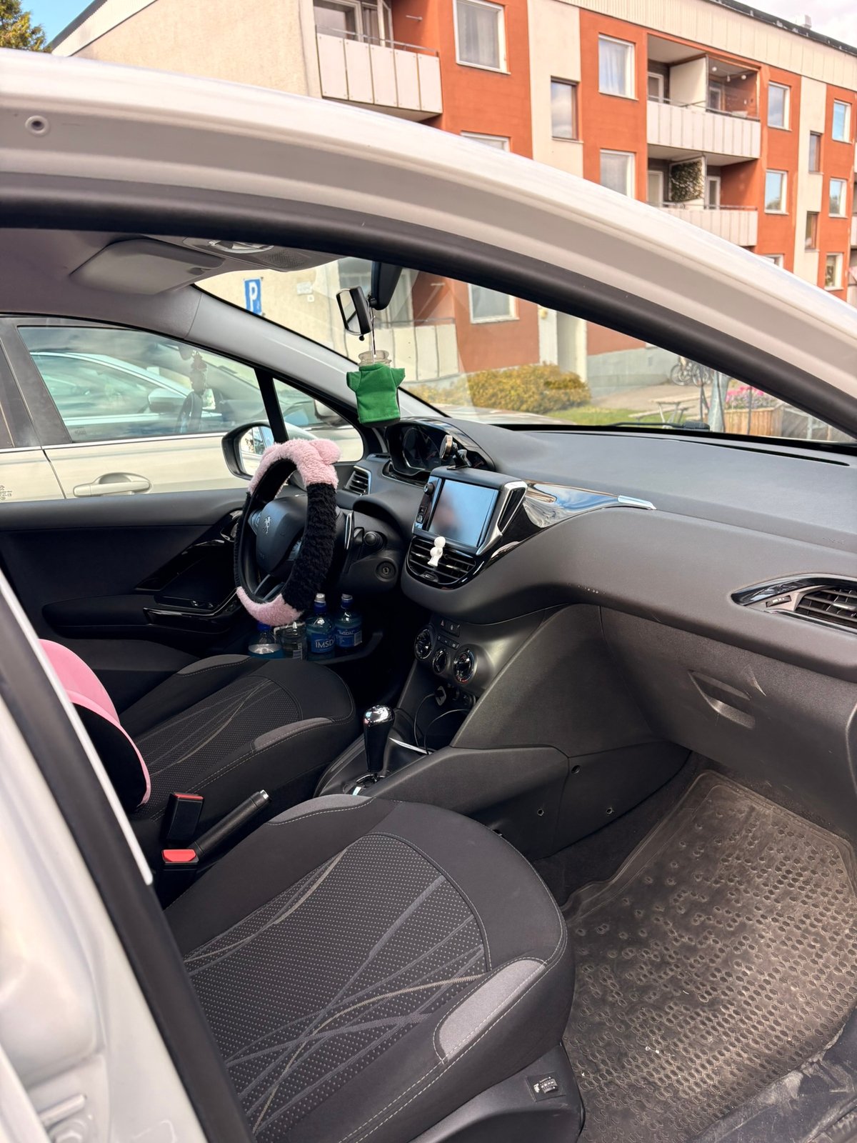 Peugeot 208 5-dörrar 1.4 e-HDi 68 8v EGS 2015, bild 3/5