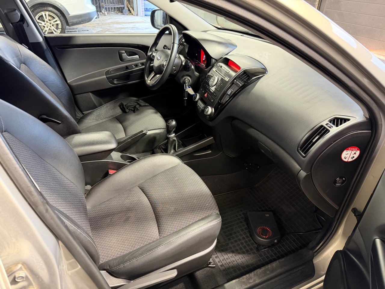 Kia Ceed cee'd_sw 1.6 CRDi ECO Euro 5 2012, bild 7/10