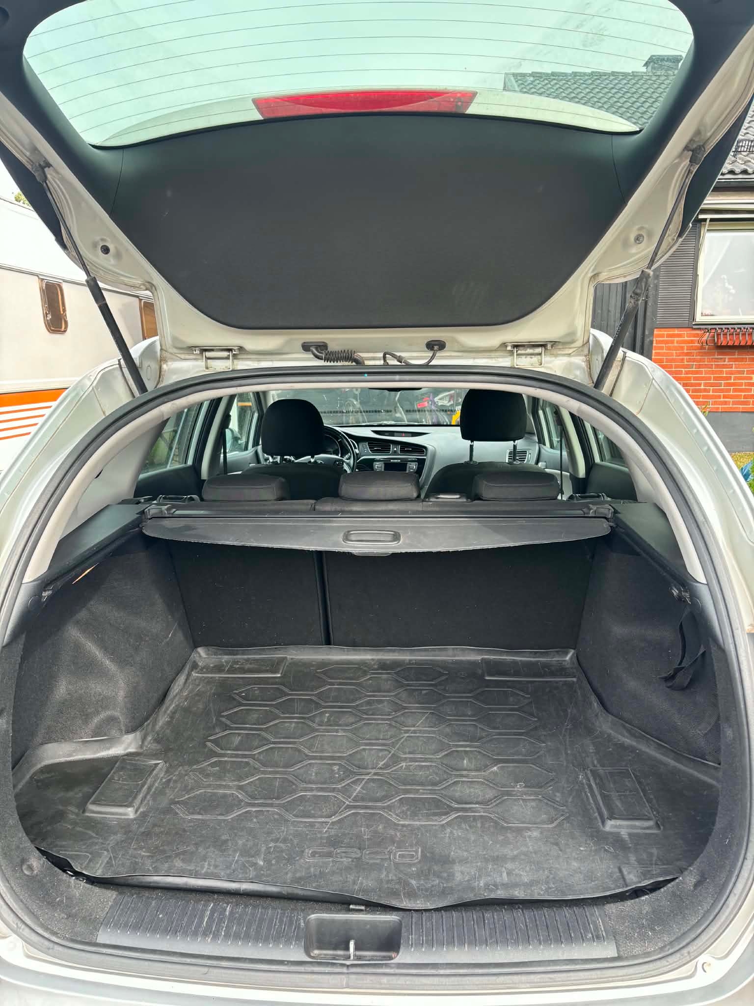 Kia Ceed _sw 1.6 CRDi Manuell 2013, kuva 6/7