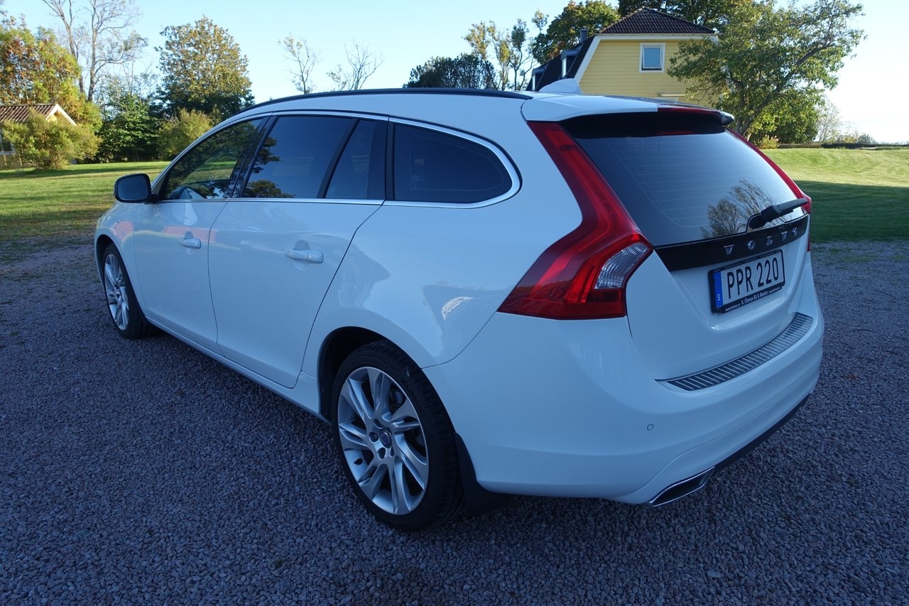 Volvo V60 2015, photo 5/37