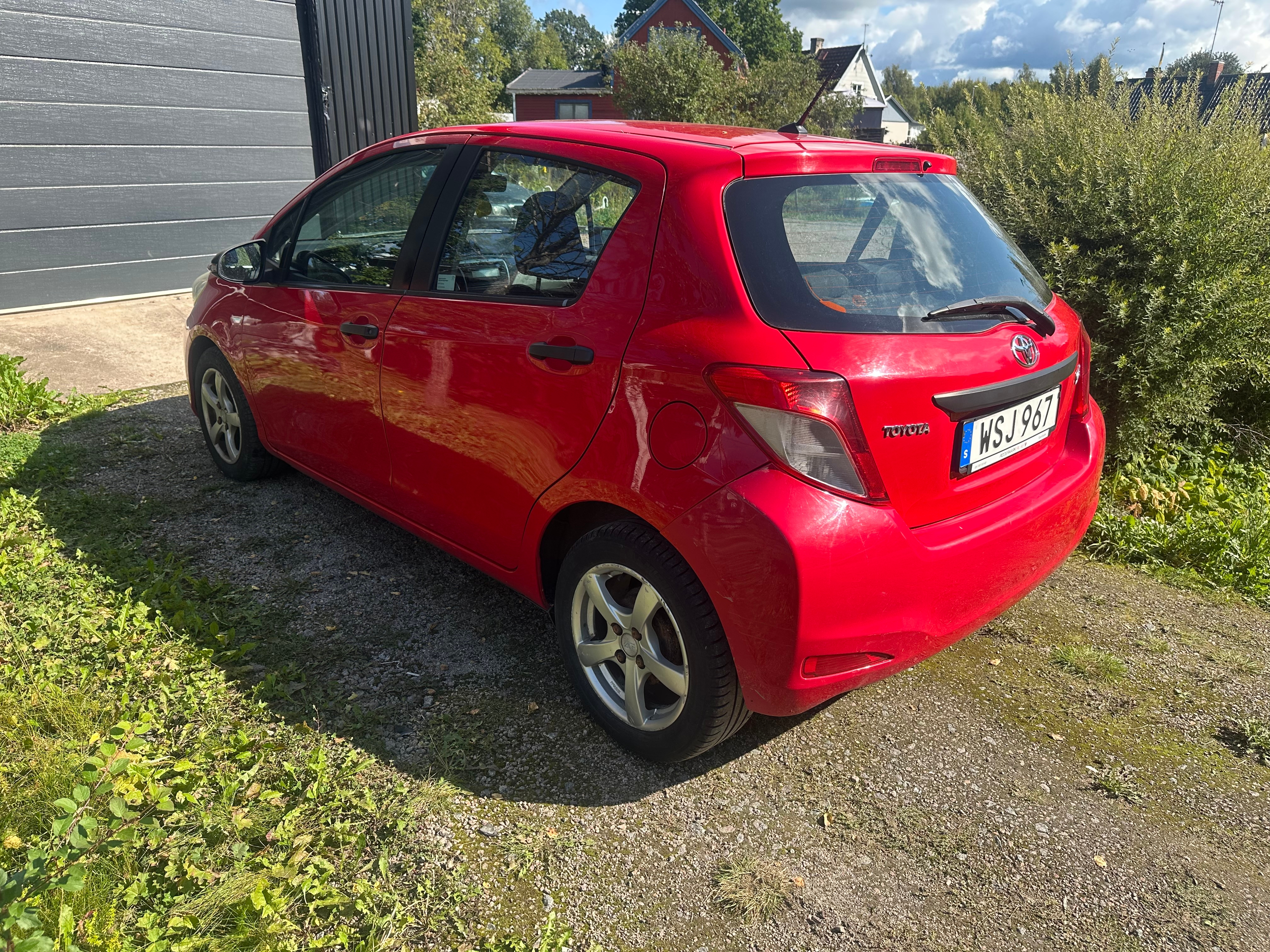 Toyota Yaris 5-dörrar 1.0 VVT-i Manuell 2013, photo 3/10