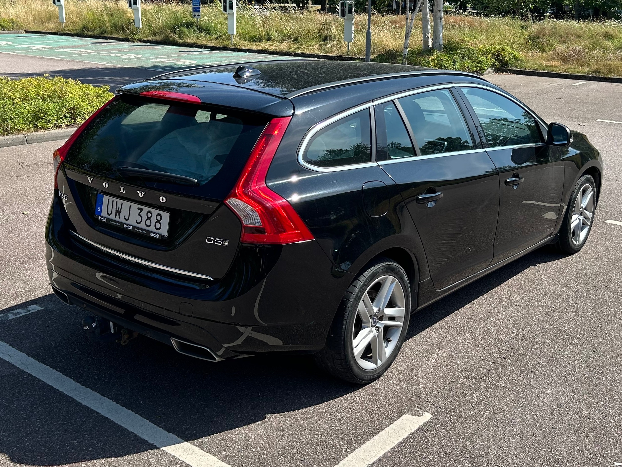 Volvo V60 D5 Twin Engine AWD Geartronic 2017, kuva 3/4