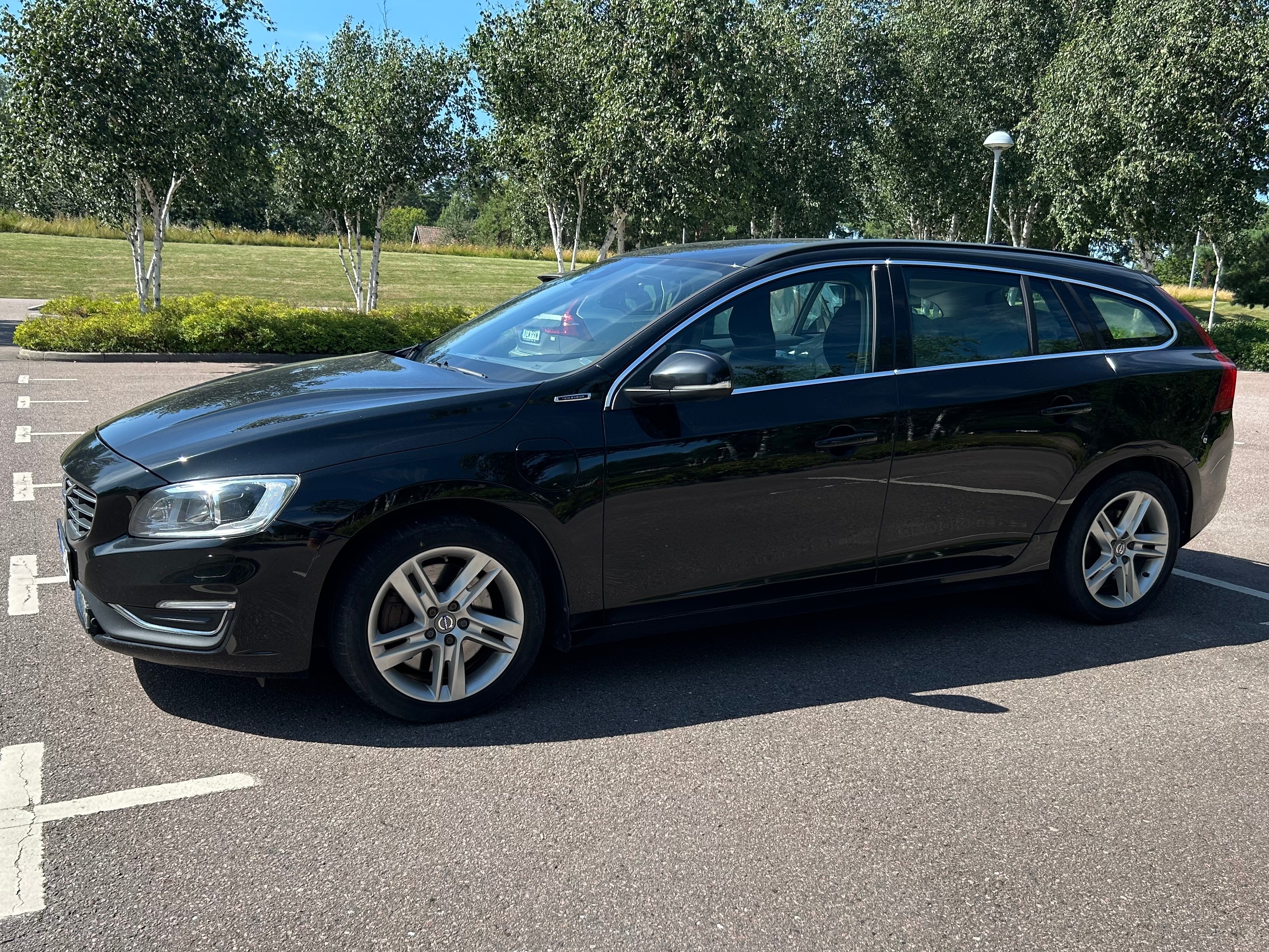 Volvo V60 D5 Twin Engine AWD Geartronic 2017, kuva 2/4