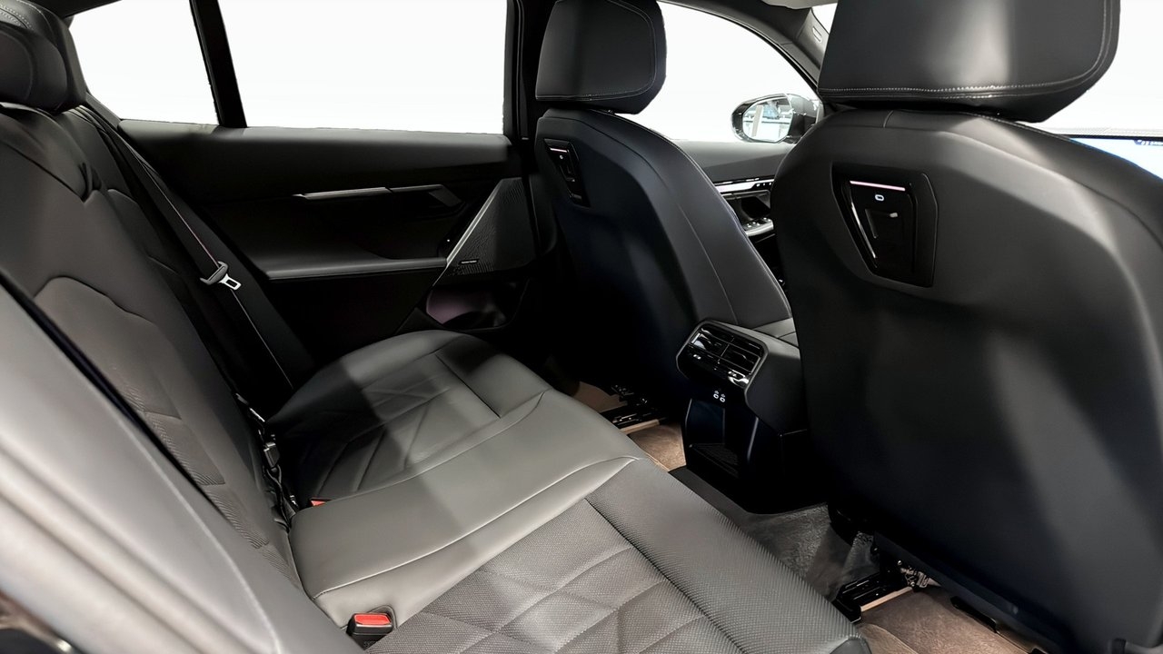 BMW 550 2024, photo 5/10