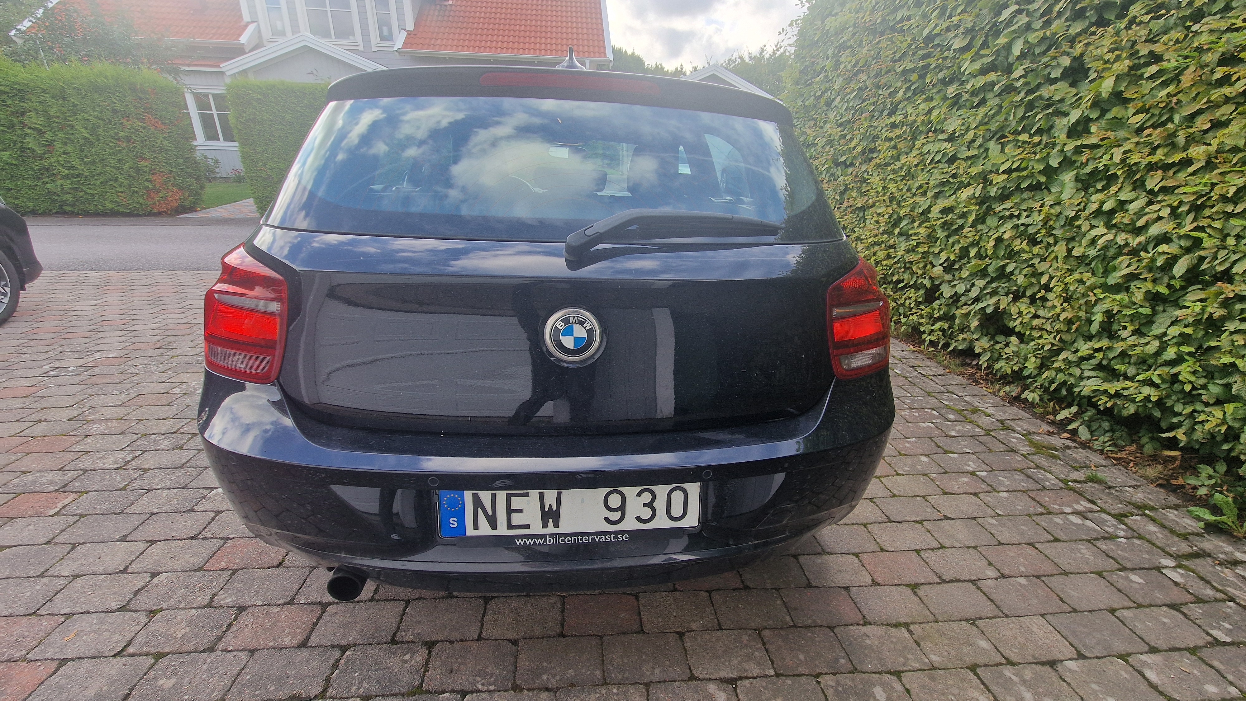 BMW 114 i 5-dörrars Manuell i fint skick 2013, bild 3/4