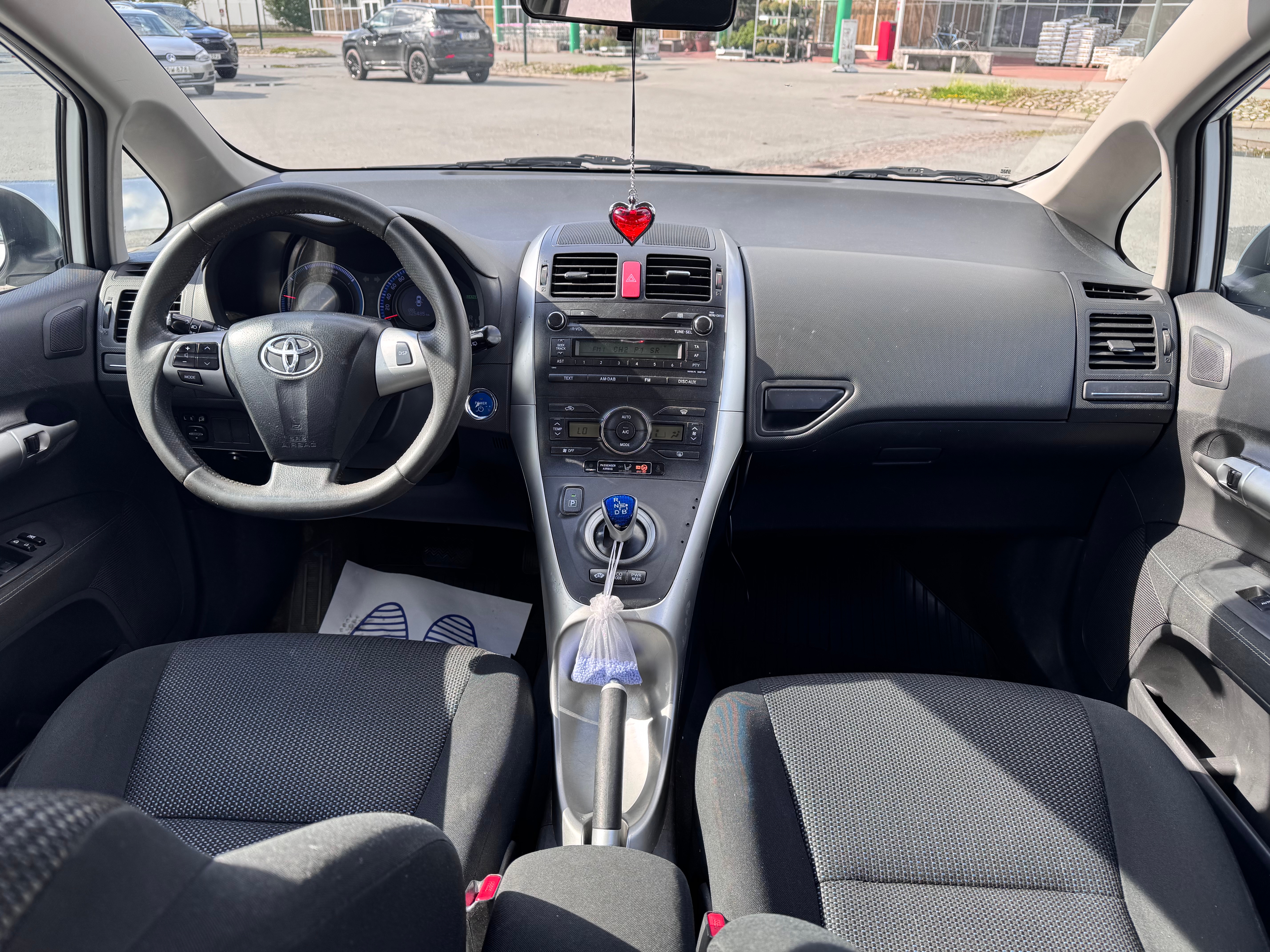 Toyota Auris Hybrid e-CVT 2011, bild 6/7