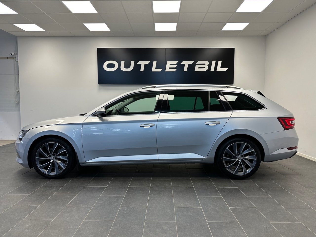 Skoda Superb 2018, bild 2/10