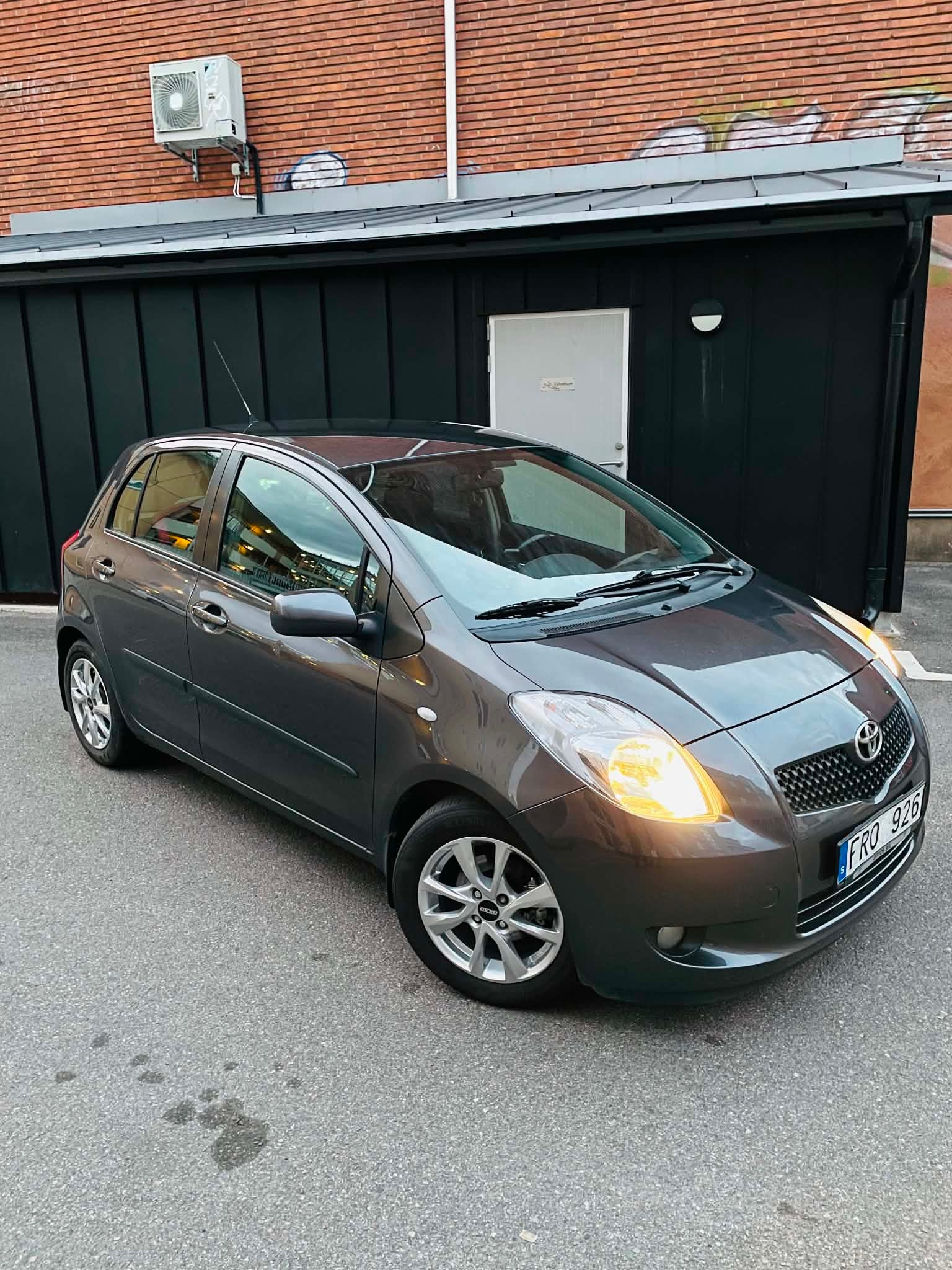 Toyota Yaris 5-dörrar 1.3 VVT-i Manuell 2008, bild 2/6