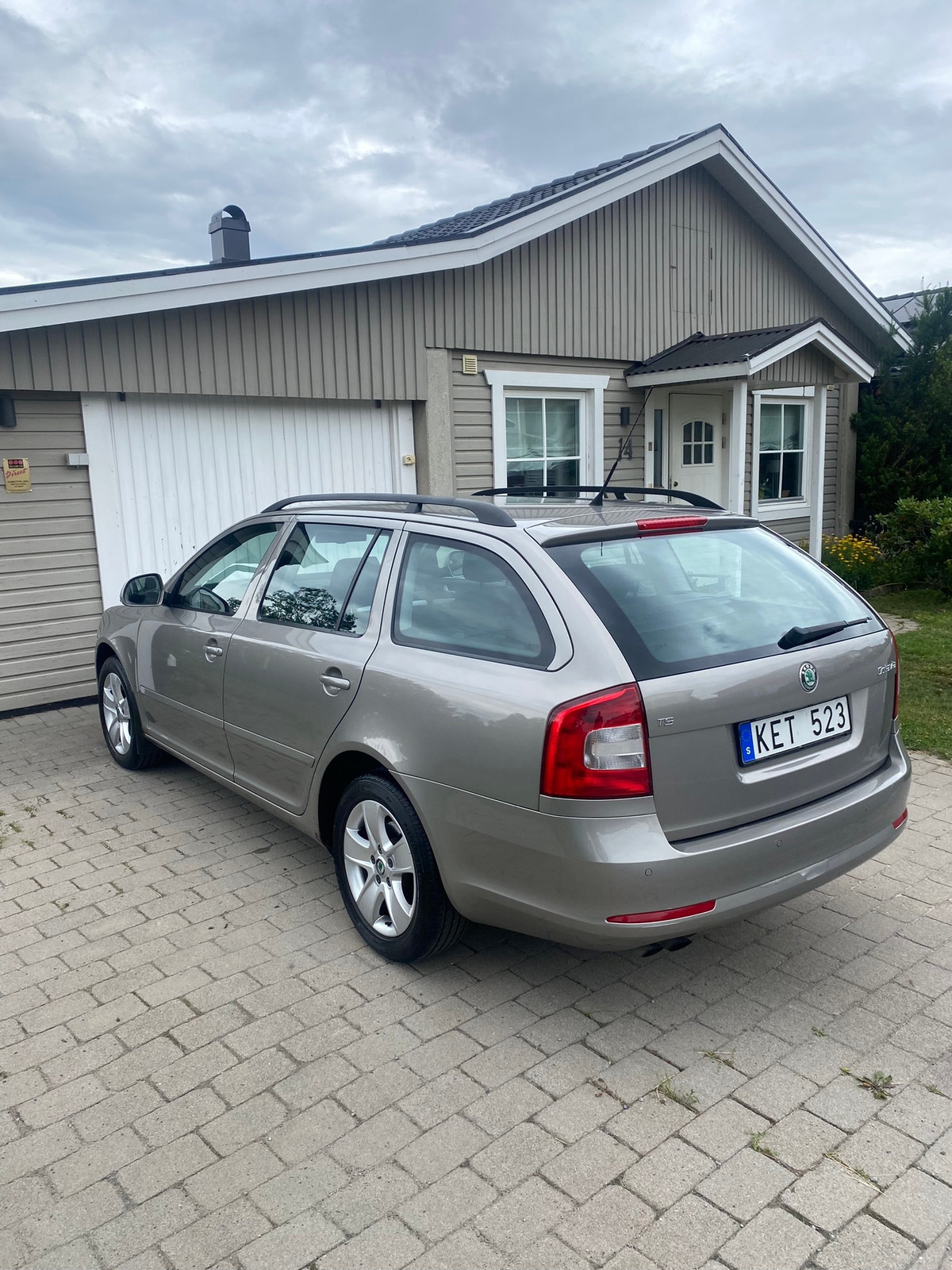 Skoda Octavia Kombi 1.8 TSI Manuell 2010, bild 2/5