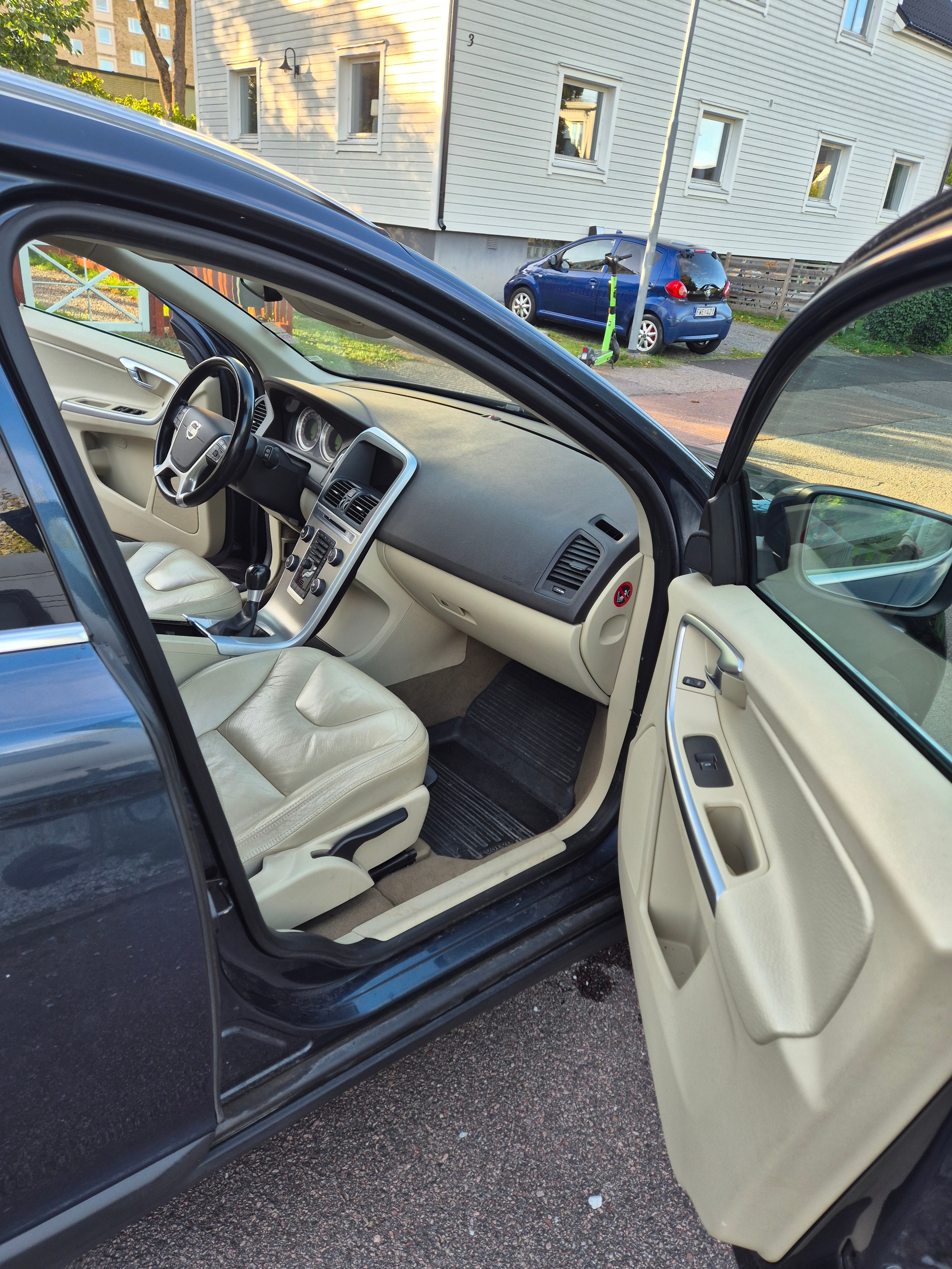 Volvo XC60 D3 Manuell Summum 2011, bild 4/10