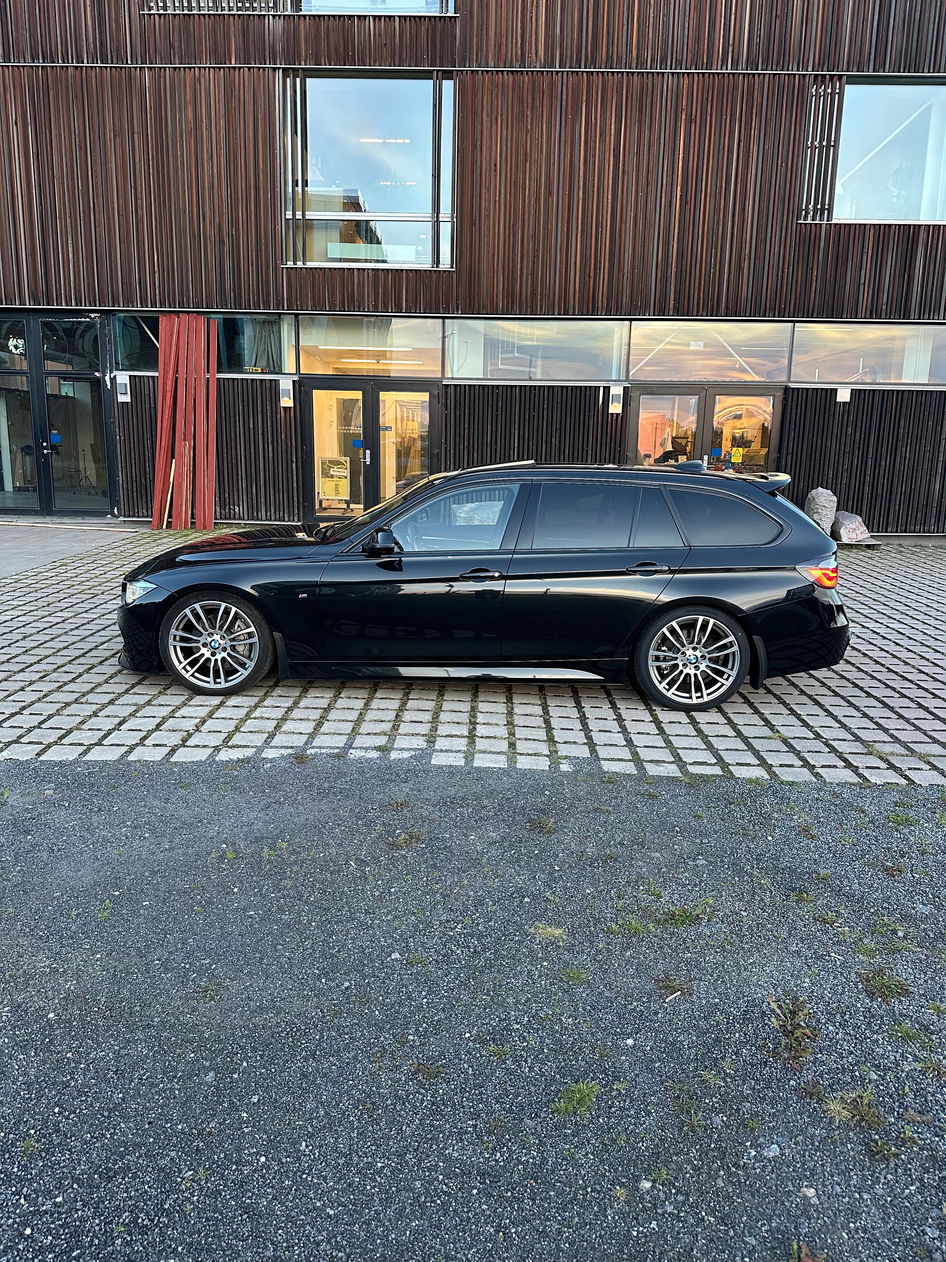 BMW 330 d xDrive Touring Steptronic 2016, photo 2/17