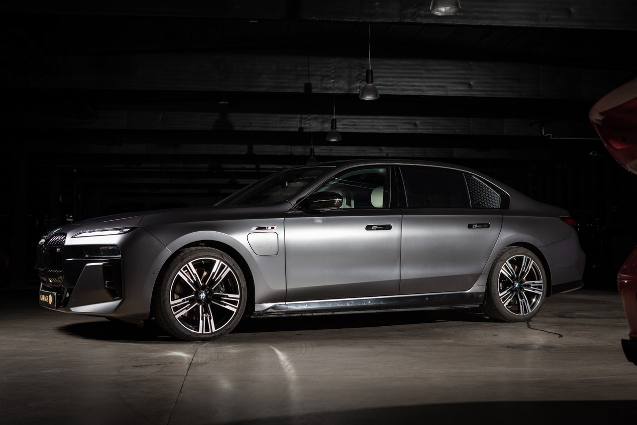 BMW M760e 2023, photo 2/10
