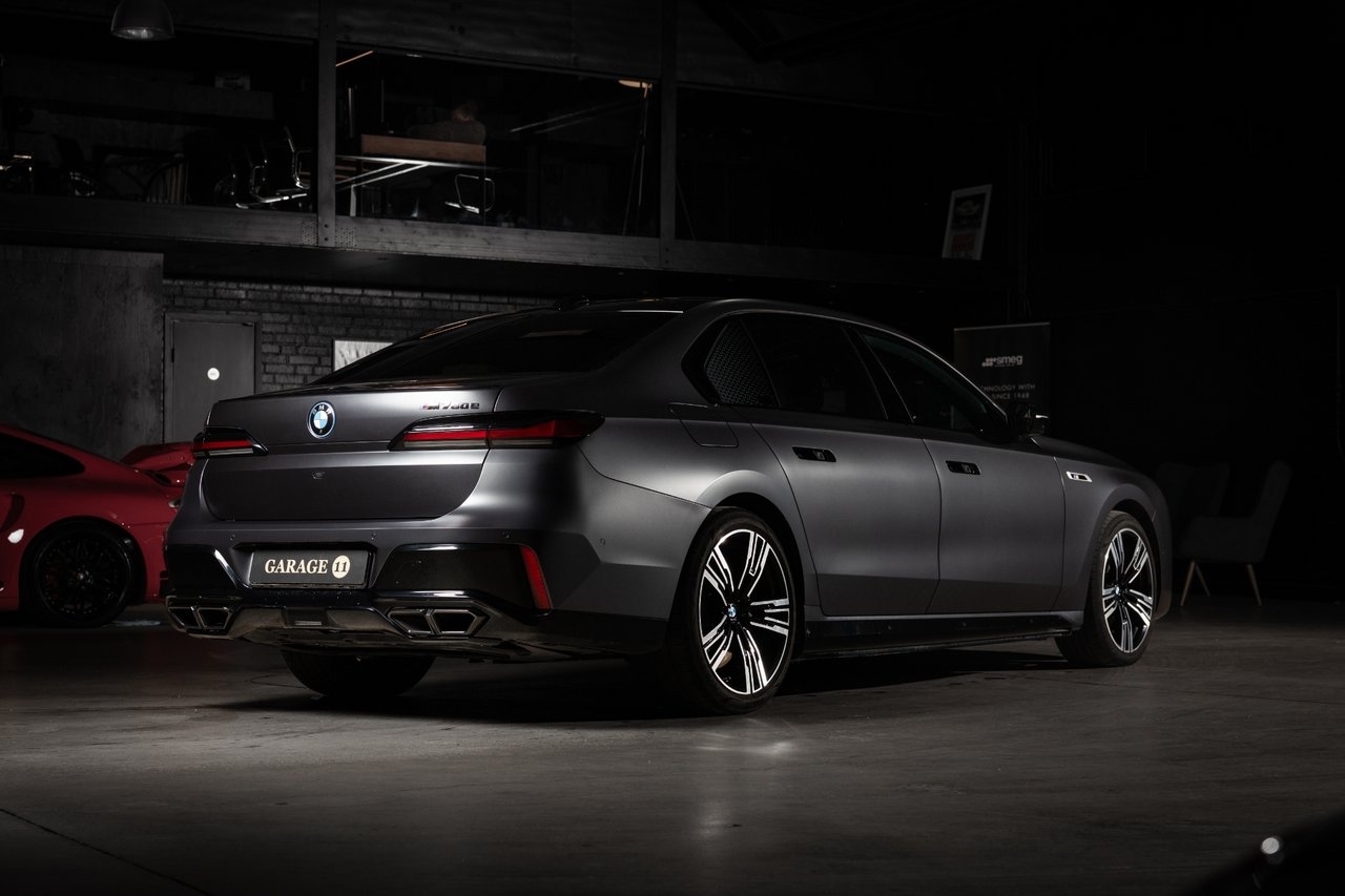 BMW M760e 2023, photo 6/10