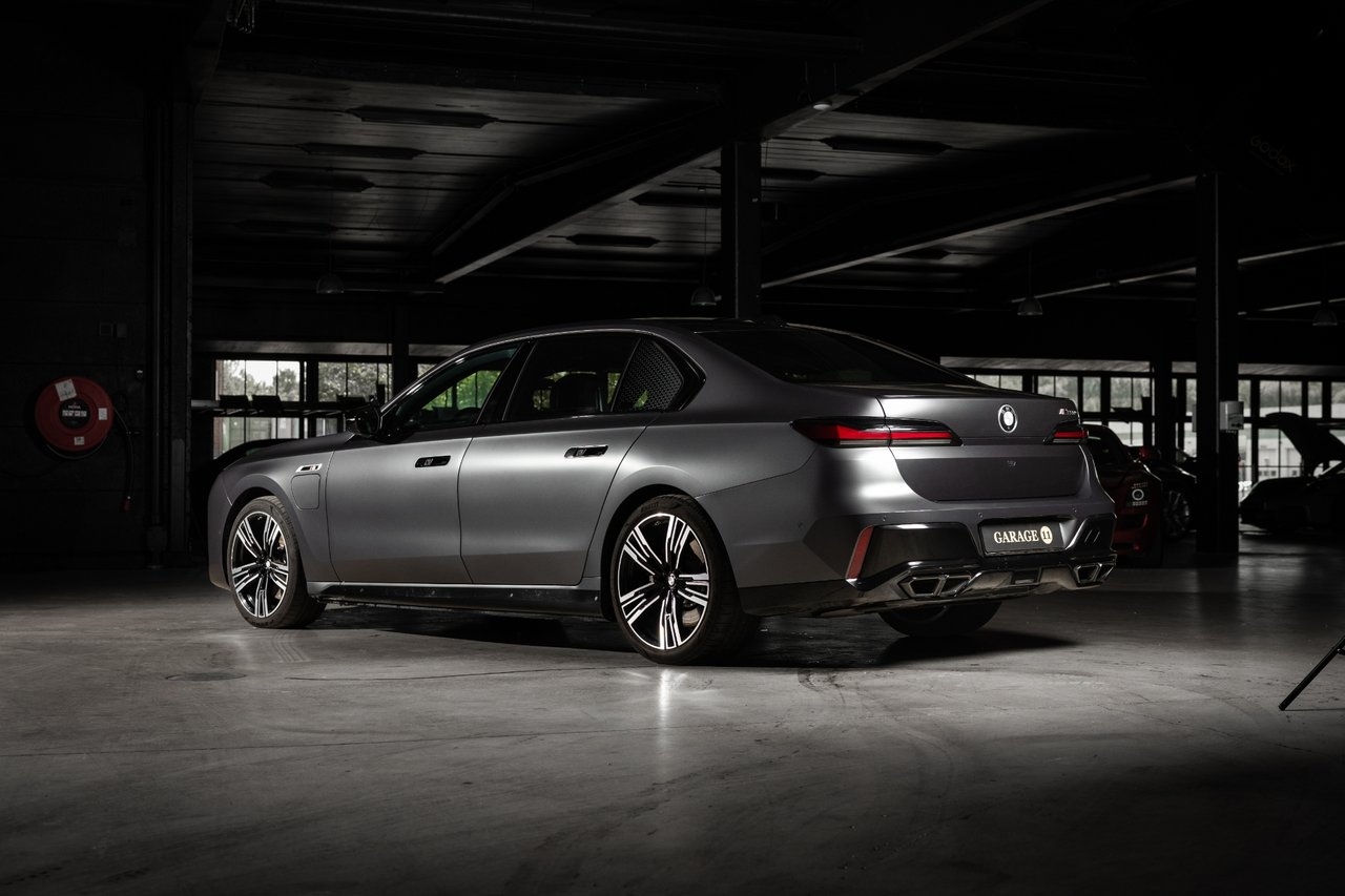BMW M760e 2023, photo 4/10