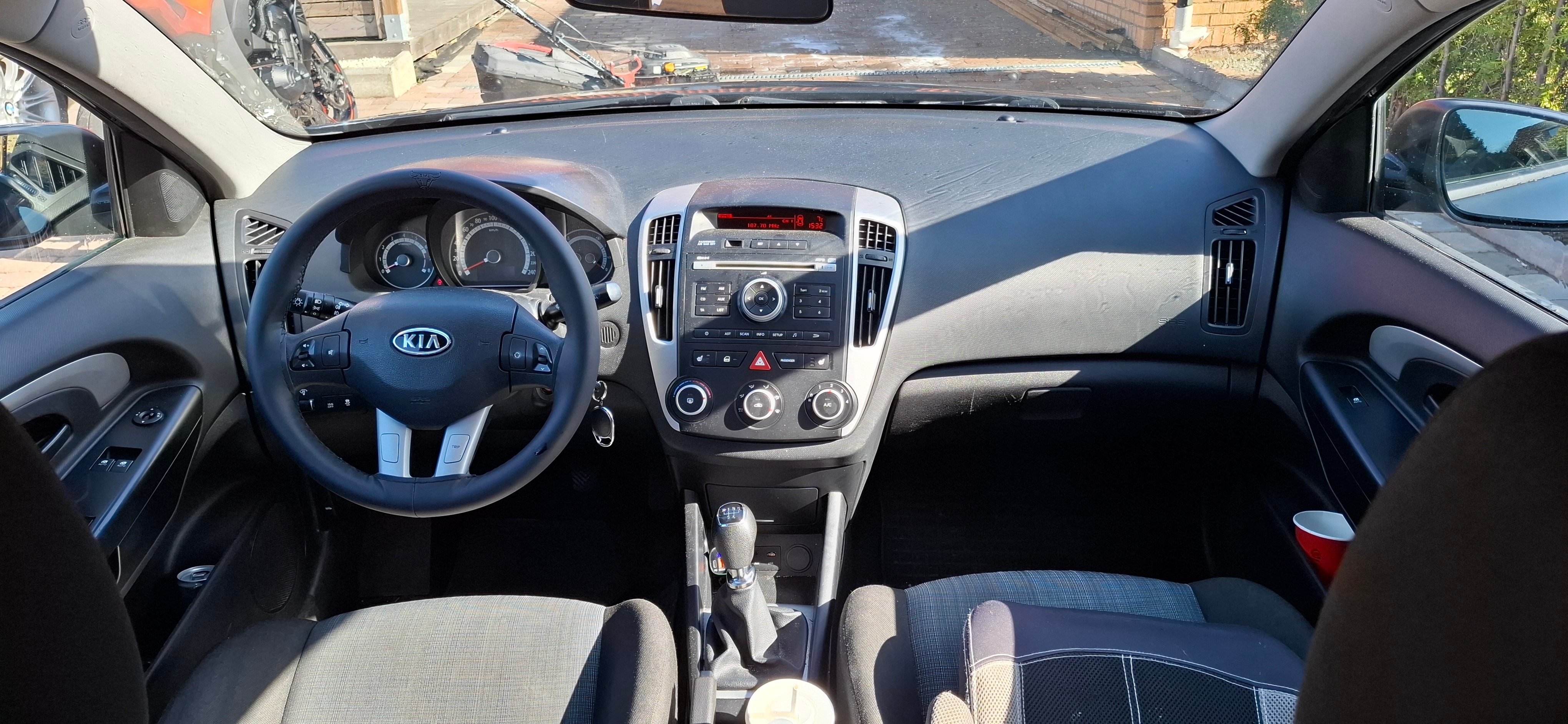 Kia Ceed 1.4 CVVT Manuell 2010, bild 3/4