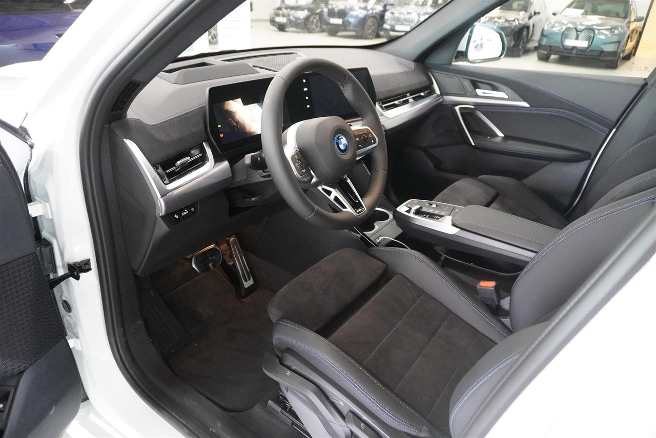 BMW iX1 xDrive30 M Sport Pro 2026, bild 2/10