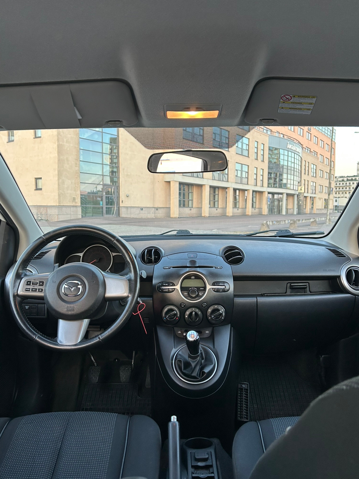 Mazda 2 2010, bild 7/8