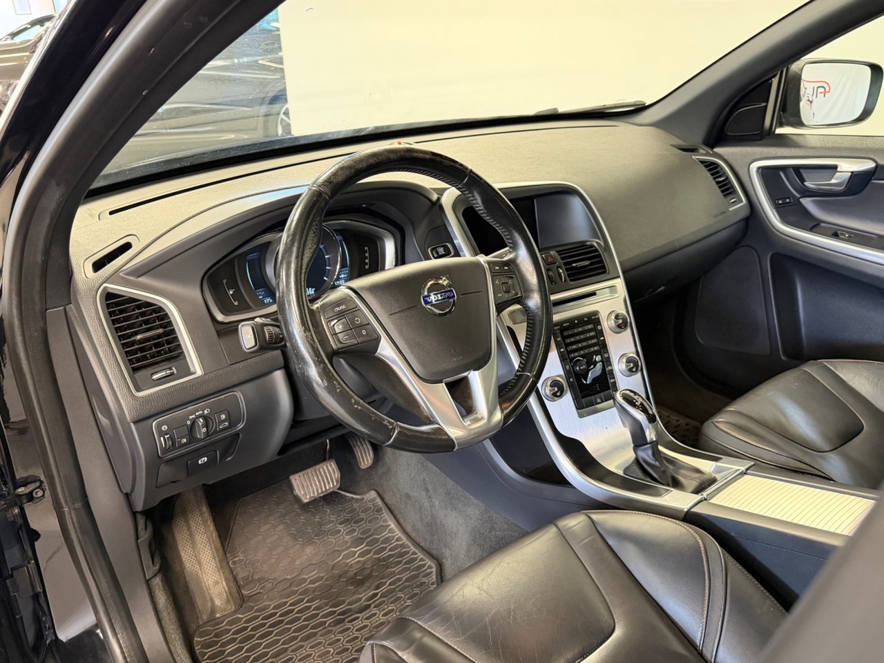 Volvo XC60 2016, photo 7/10